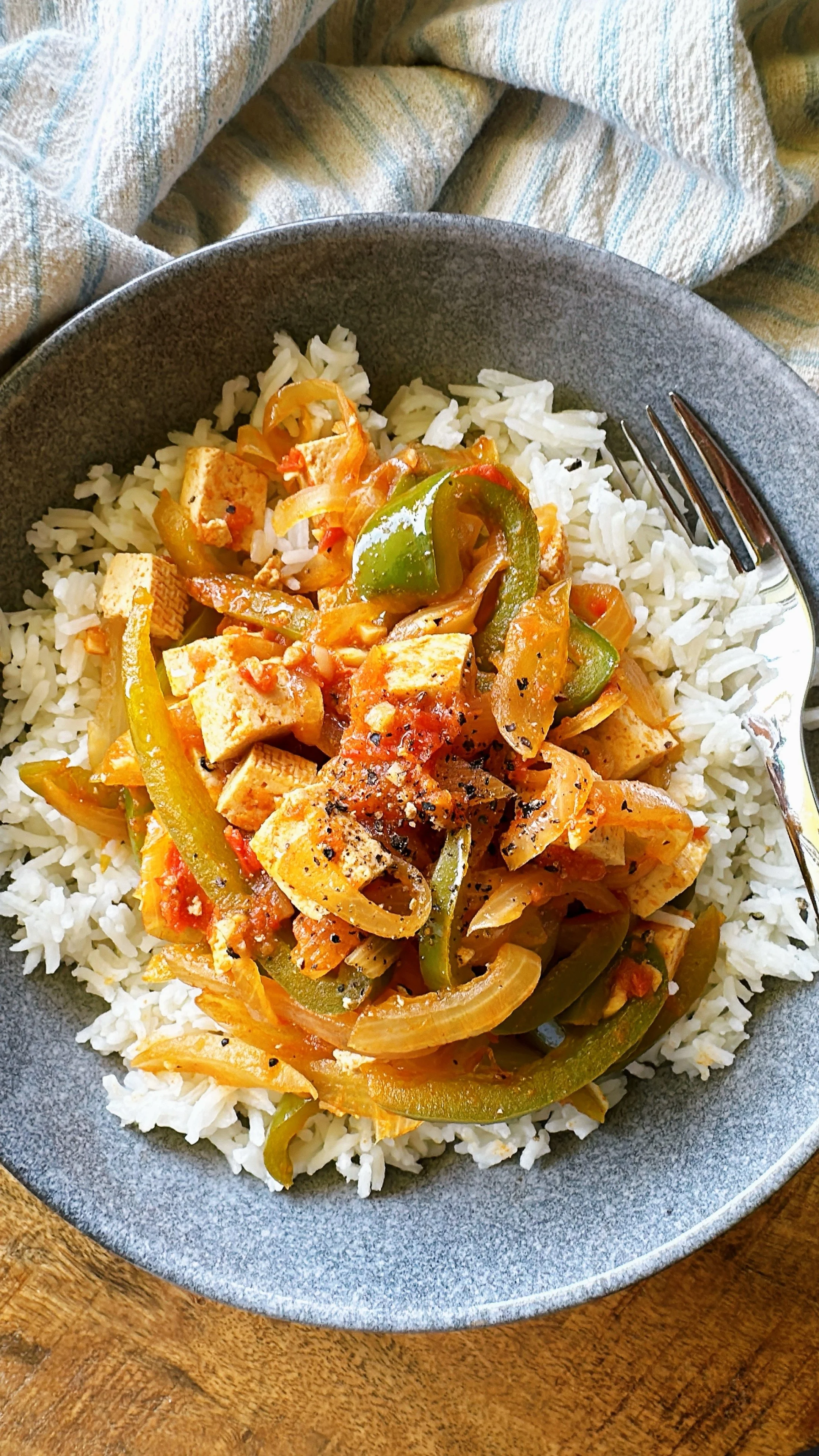 Sauté de tofu aux poivrons verts &amp; à la tomate