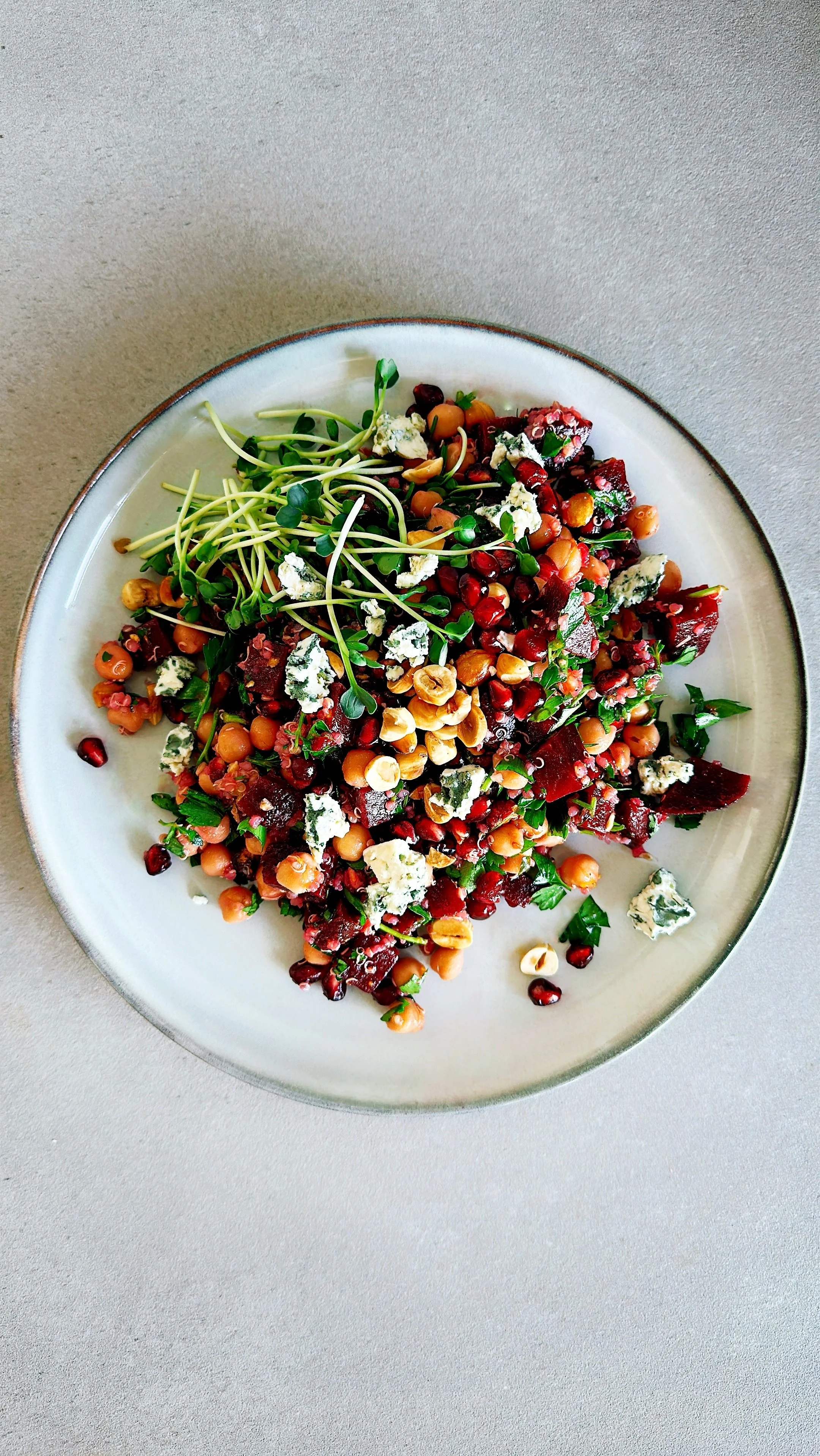 Salade-repas à la betterave, pois chiches &amp; fromage bleu