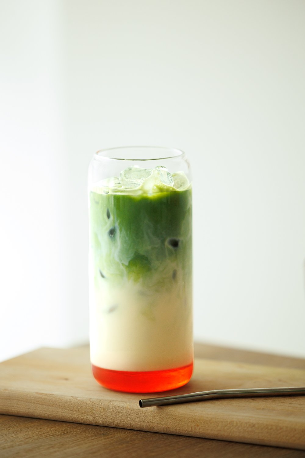 Boisson glacée au matcha &amp; sirop de queues de fraises