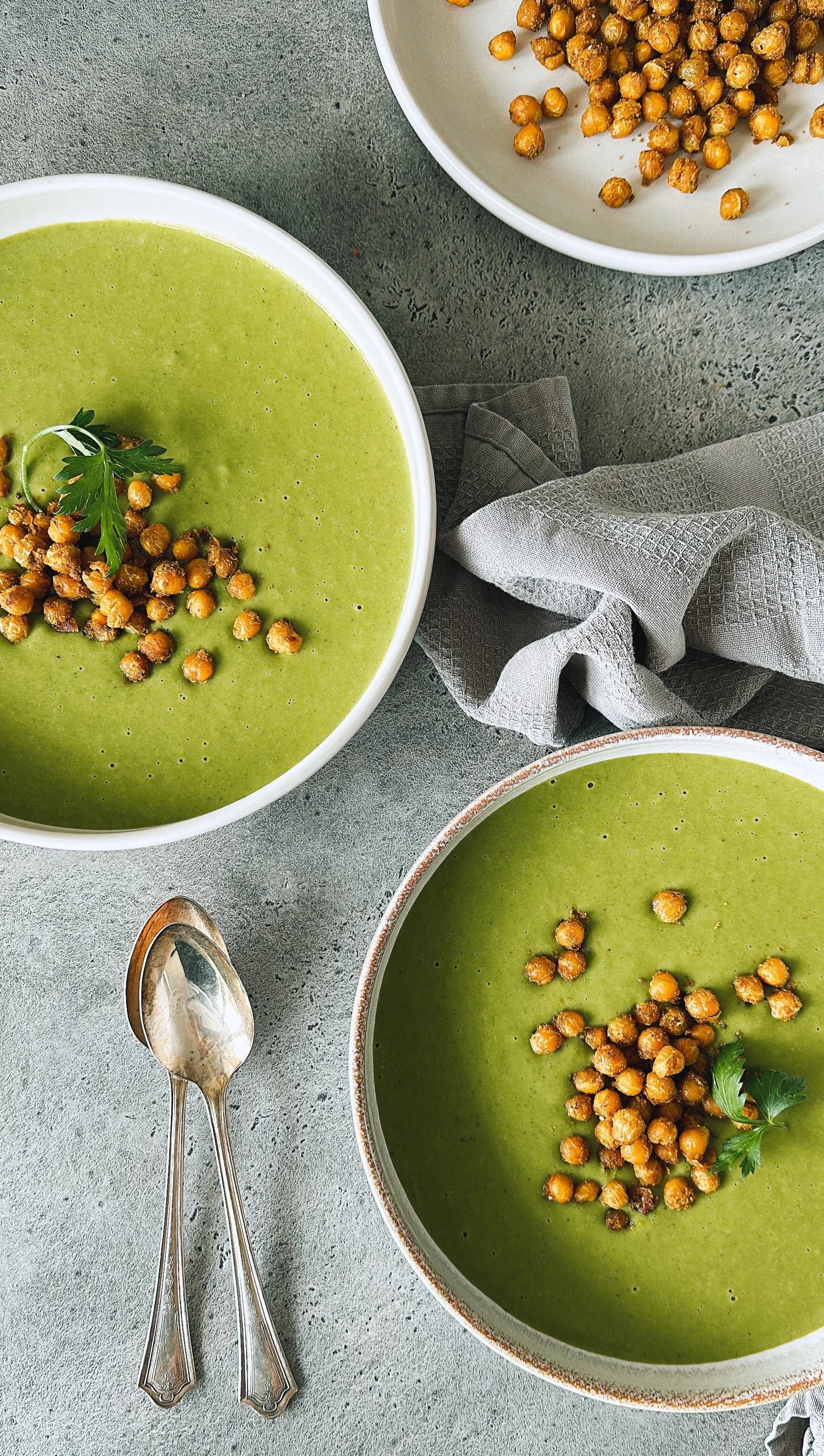 Crème d’épinard, courgette &amp; pois chiches rôtis