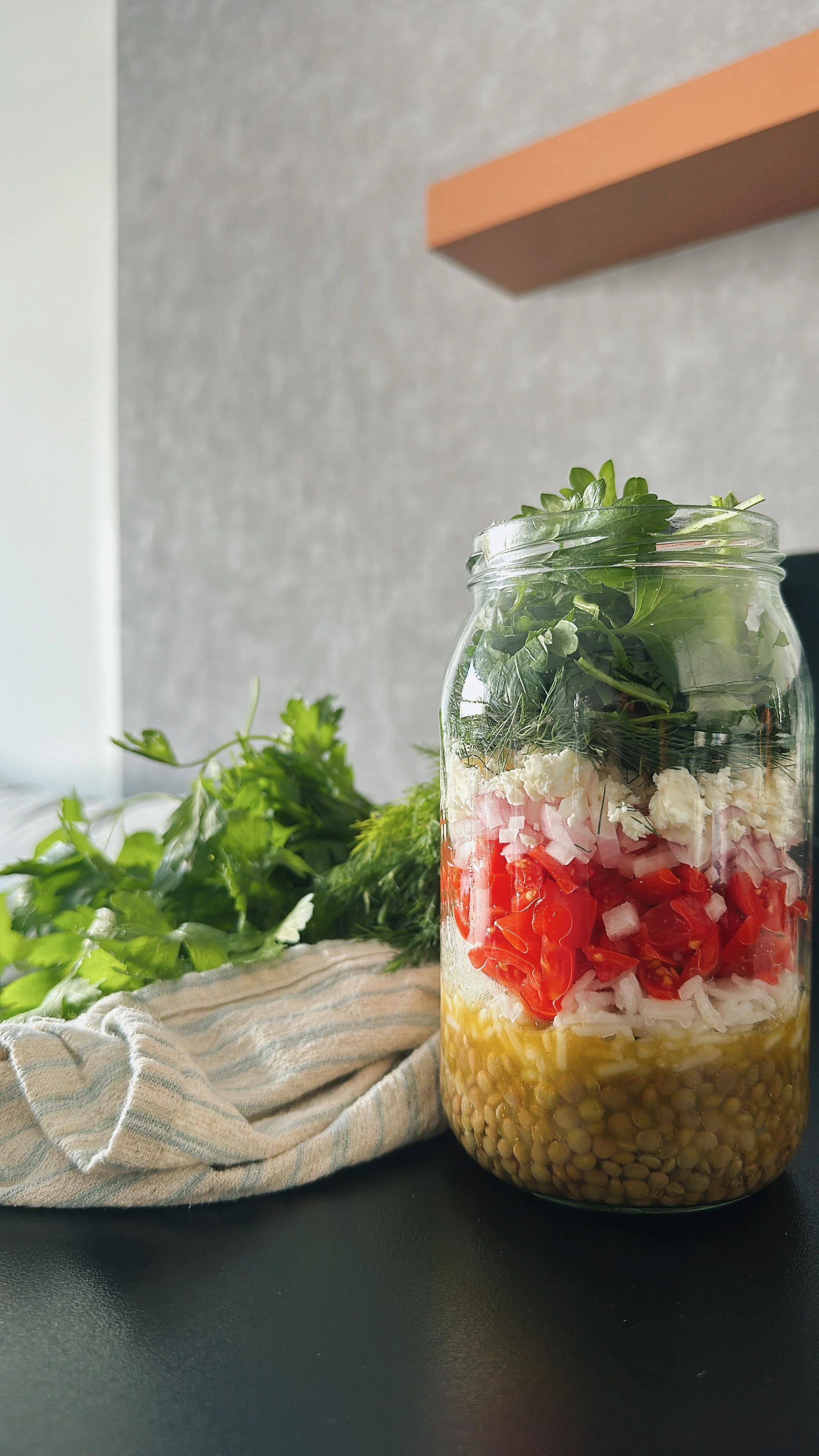 Salade-repas sur le pouce de lentilles aux herbes