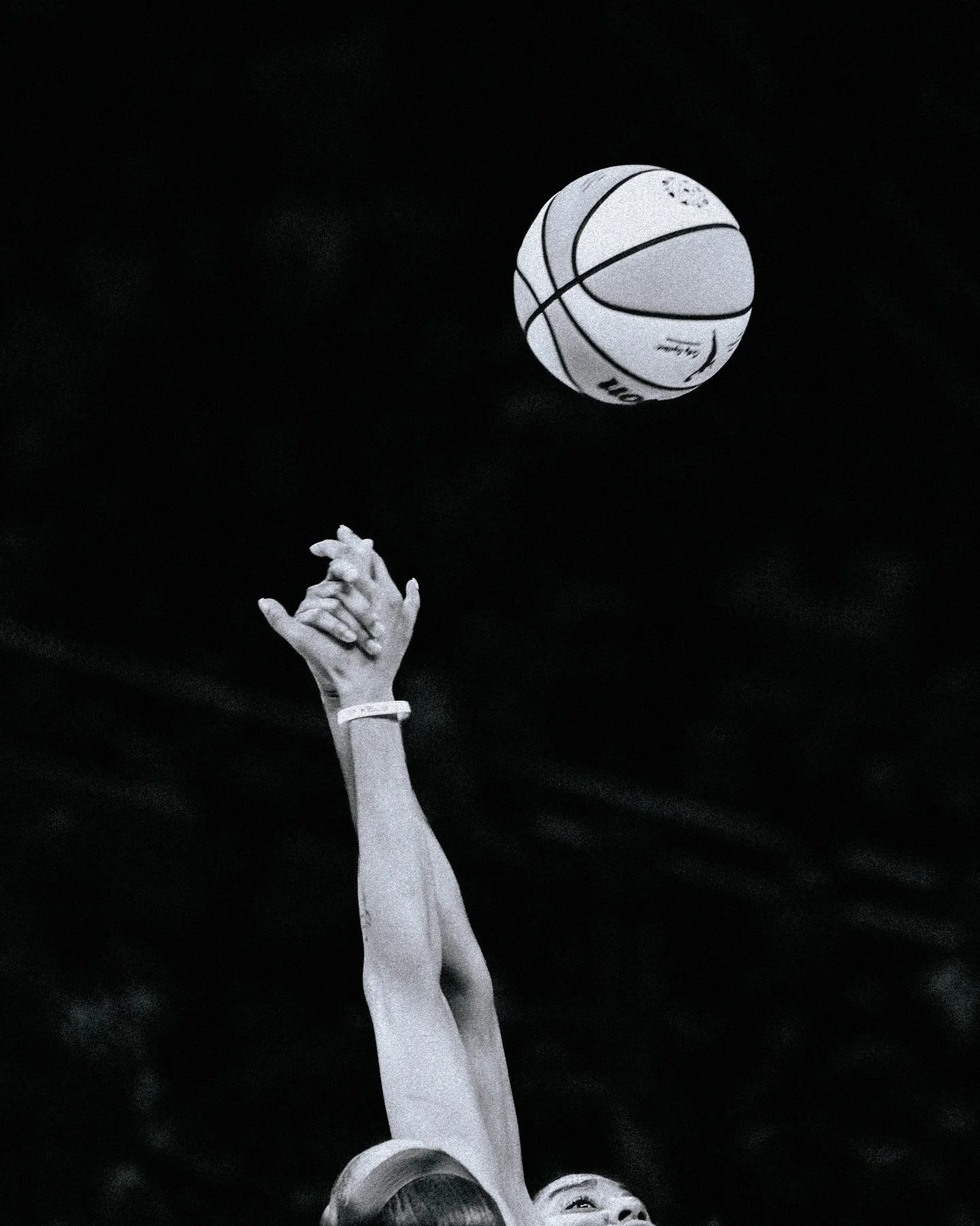 Jump ball handshake 🖤 @aliyah.boston @aja22wilson