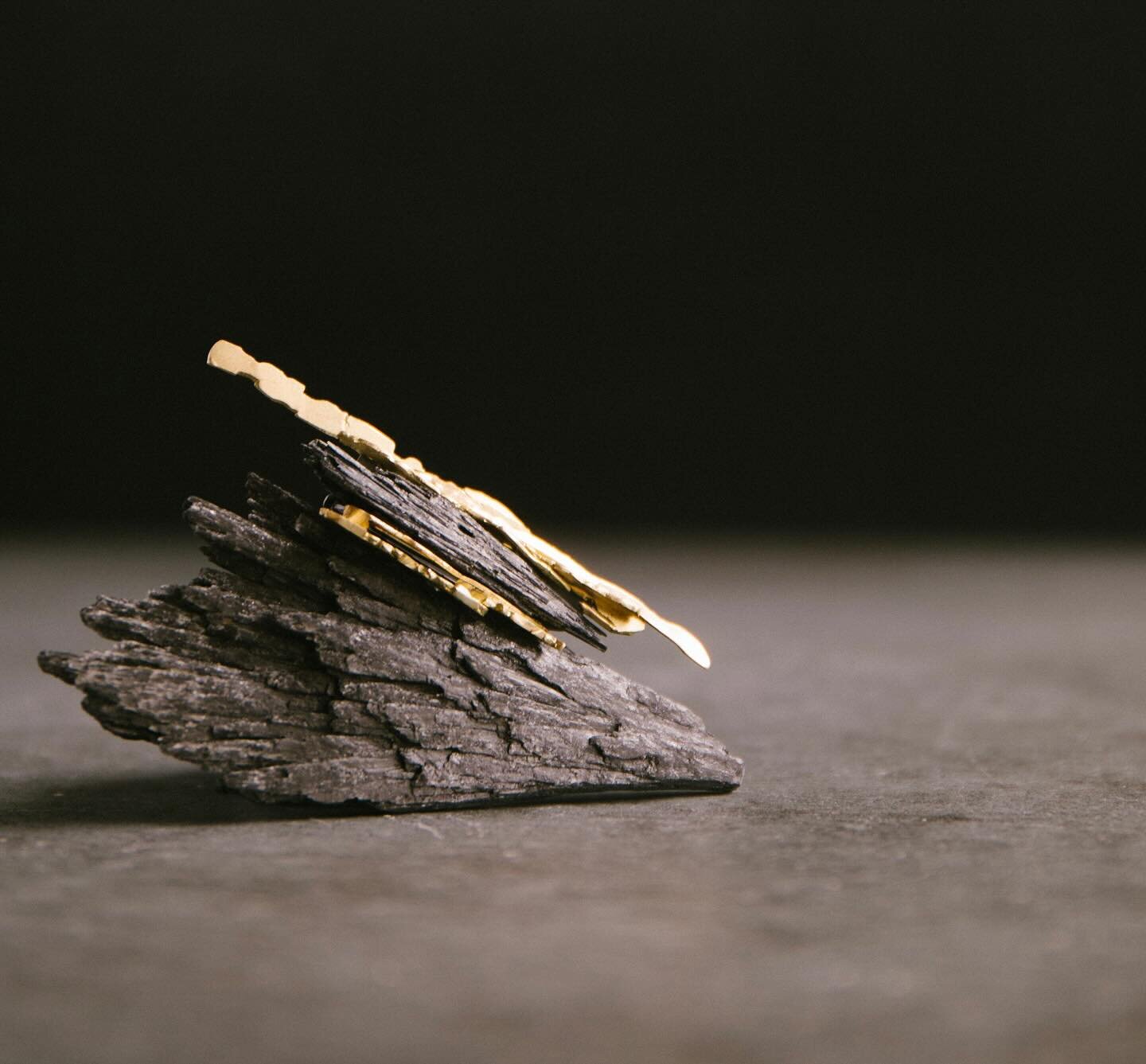 @goldsmithsfair is exhibiting 100 brooches @collectartfair and I&rsquo;m delighted that my Lushington brooch from the Cornwall Minerals series has been selected as one of the hundred. Shown here on its plinth.  Beautiful photo@tor_harrison  Collect 2