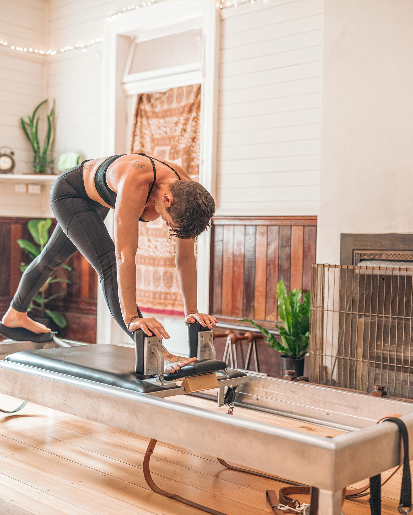 The metamorphosis of my Stoods&rsquo; Fireplace!
Absolutely nothing to do with Pilates Post, but more a homage to the old fireplace that sits pride of place here at Mint Pilates. She has changed, in the nearly 4 years of being here, from pretty to pu