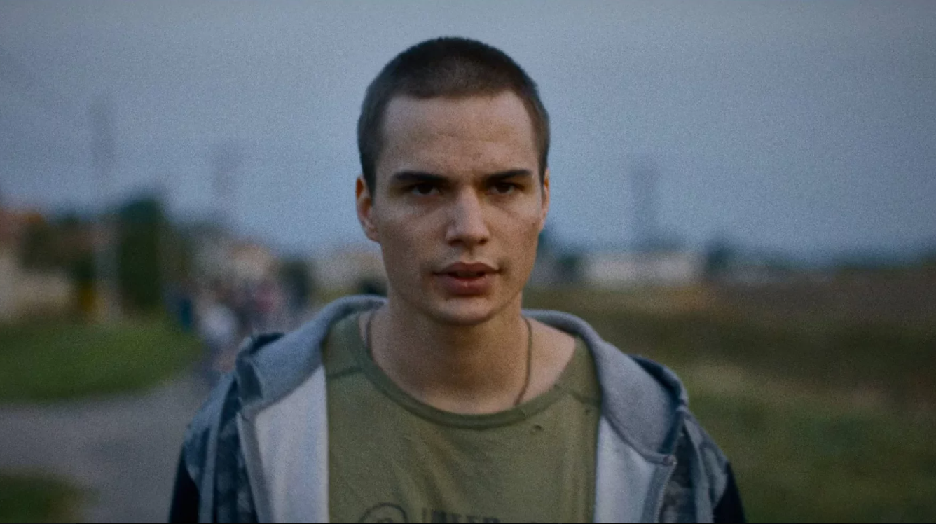 A semmiből várat építeni – Larry filmkritika