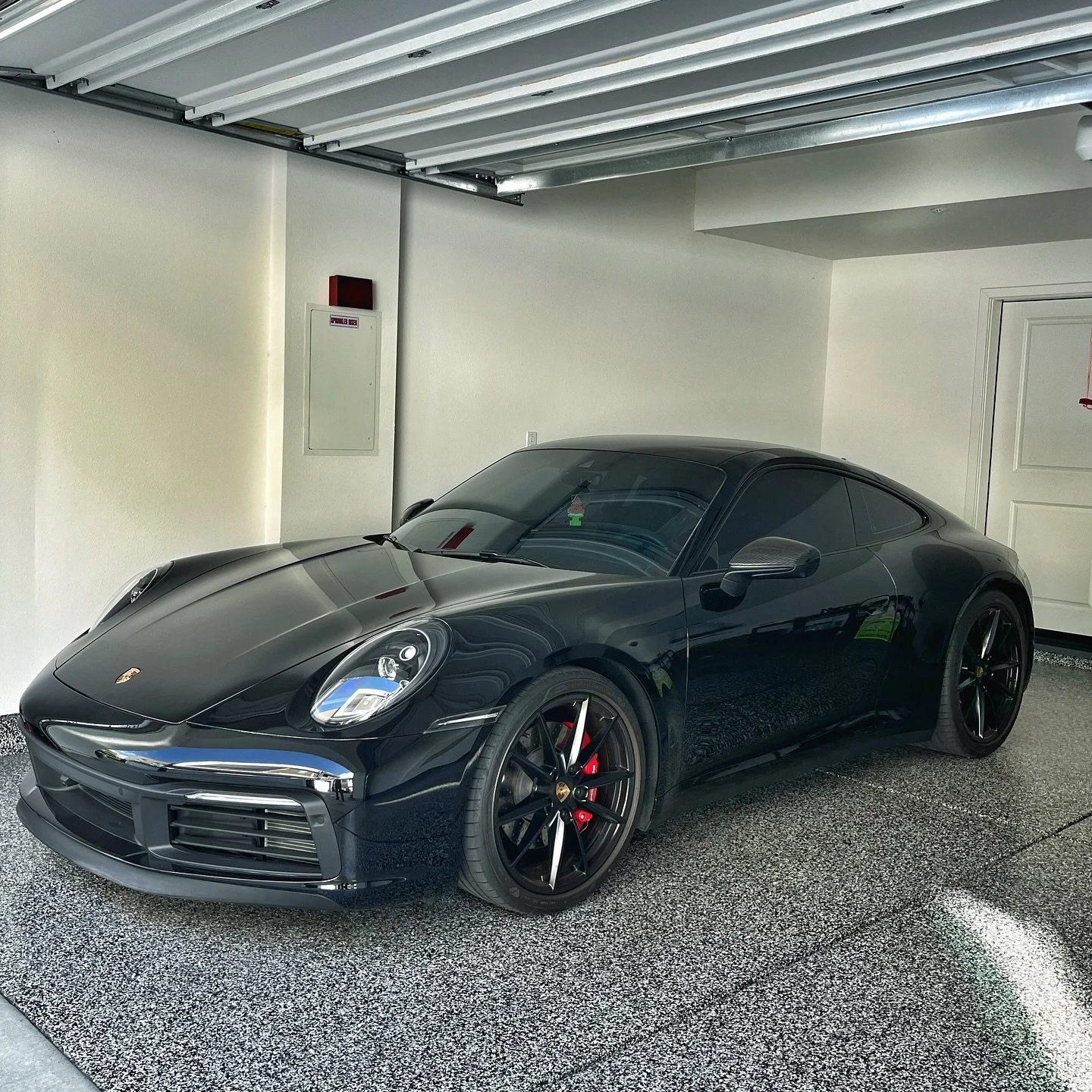 992 Carrera S in need of a mobile rescue. Dead battery, closed frunk and emergency fuse box frunk terminal pressed all the way in and inaccessible. No problem! 😉 New battery installed and annual oil service performed. All error codes cleared, automa