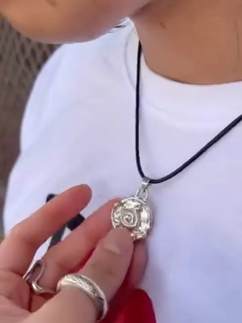 Custom medallion coin for Domitille&rsquo;s partner 🐌 Double sided coin in recycled silver. With the theme of home - Fossilized snail with 響 engraved at the back. 鄉 old home + 音 sound, creating 響 meaning majestic sounds. Thank you for this beautiful