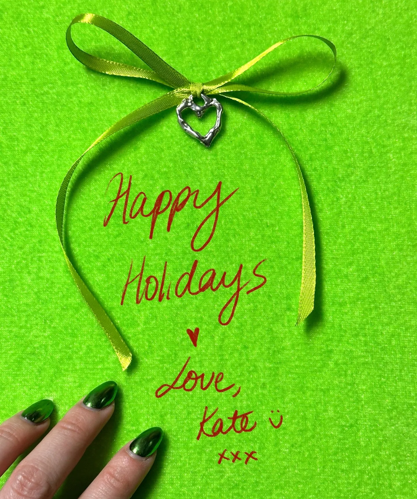 Happy Holidays! Wishing your days are merry and bright ✨ The world nowadays can feel like an awful, lonely place sometimes, but wherever you are, however you are, sending lots of love your way, and hopefully you can find some small joys somewhere. Hu