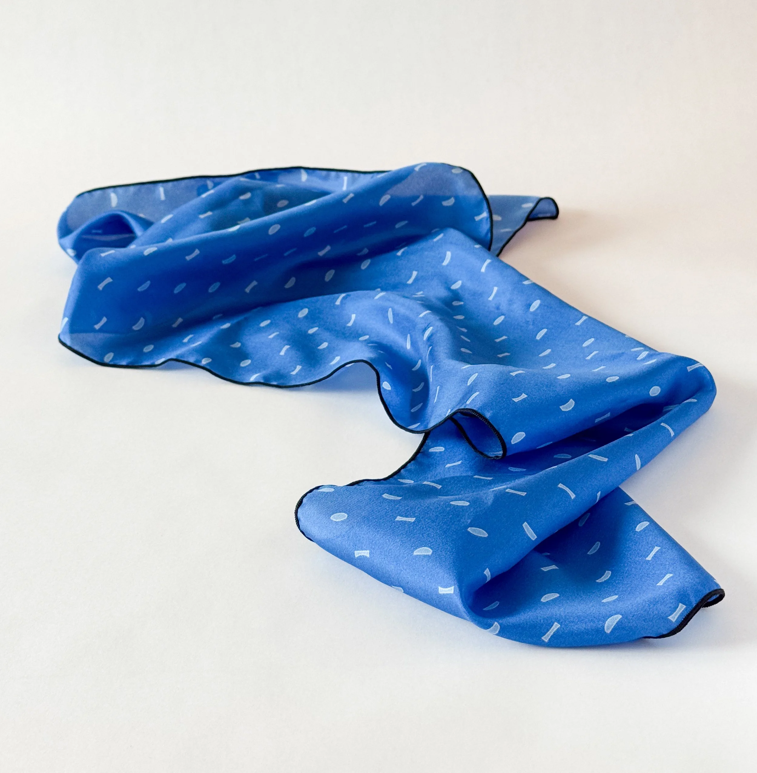Repeating lenses scarf