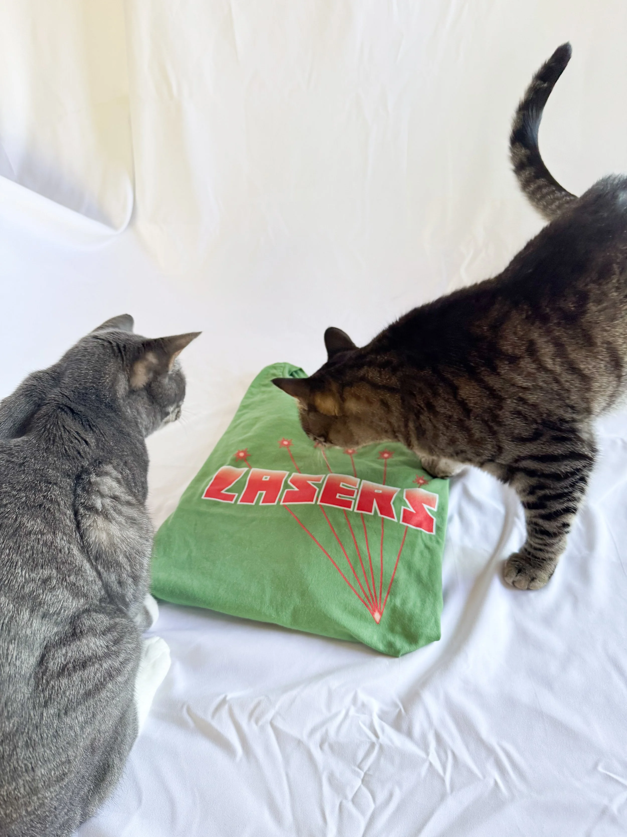 lasers-fitted-tshirt-hene-red-3.jpg