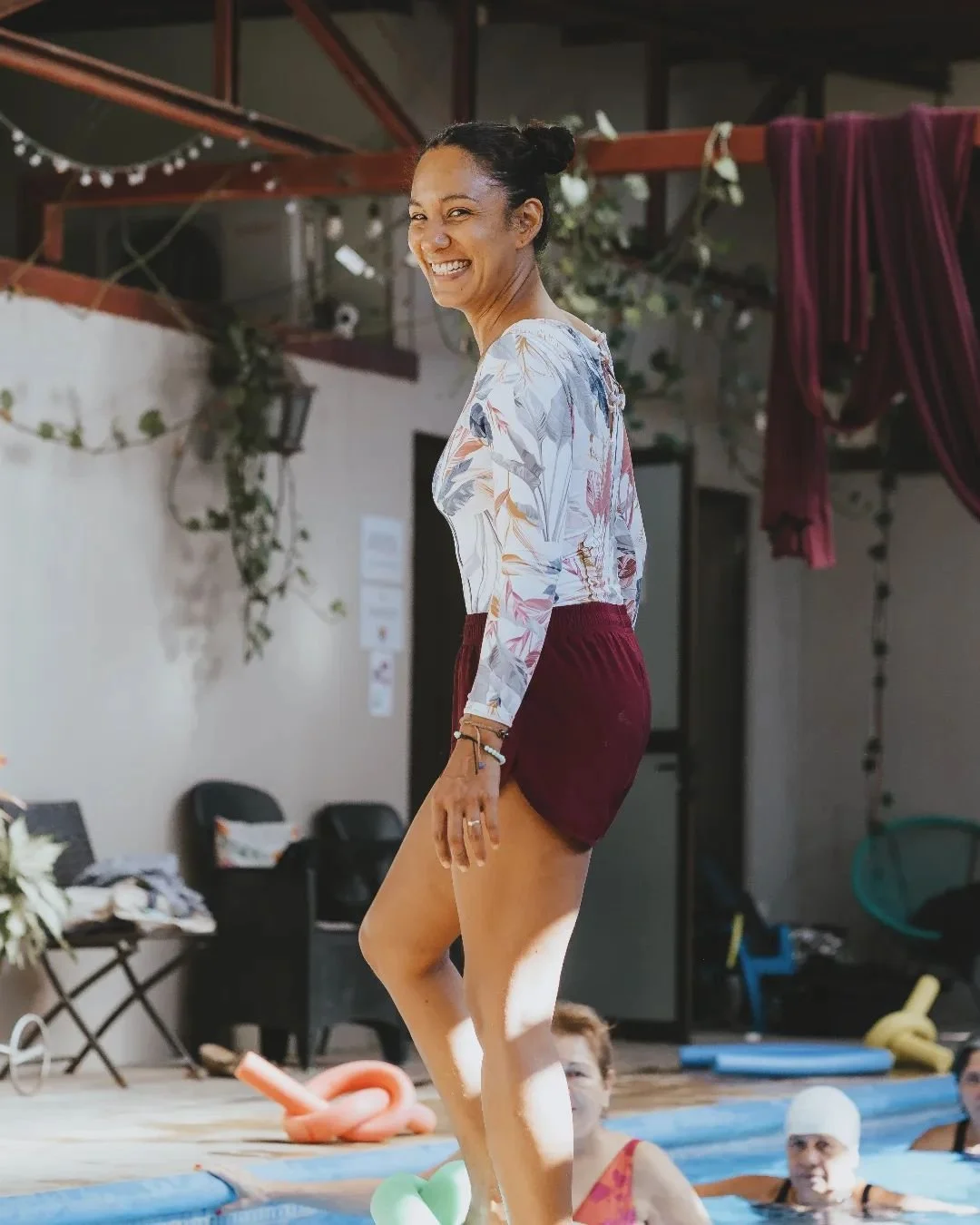 Hola Soy Zare! Me encanta el agua, sobre todo experimentar con ella y mostrarles a mis pacientes nuevas formas de conectar con su salud integral.
.
. Me gradu&eacute; de la @terapiafisicausantapaula  y ah&iacute; tuve mi primer contacto con el agua, 