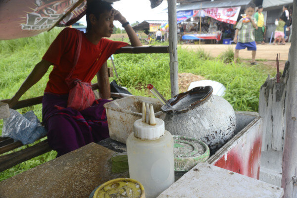 Surrounded by paddy fields, a small market has also grown outside the clinic where there are few food shops. Favorites include local pork sausages and hot Thai tea, known as Cha-Rong.