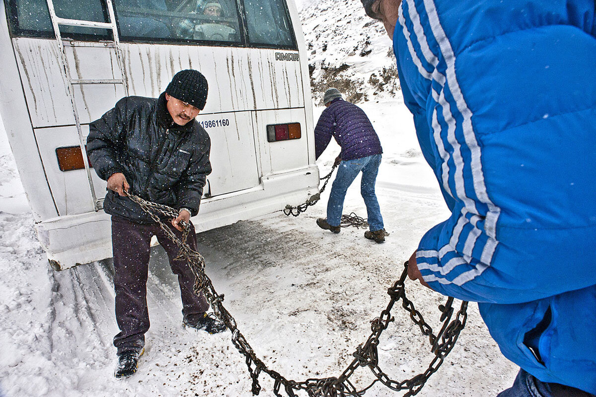  A passenger bus carrying villagers and goods falls victim to a heavy snowstorm. 