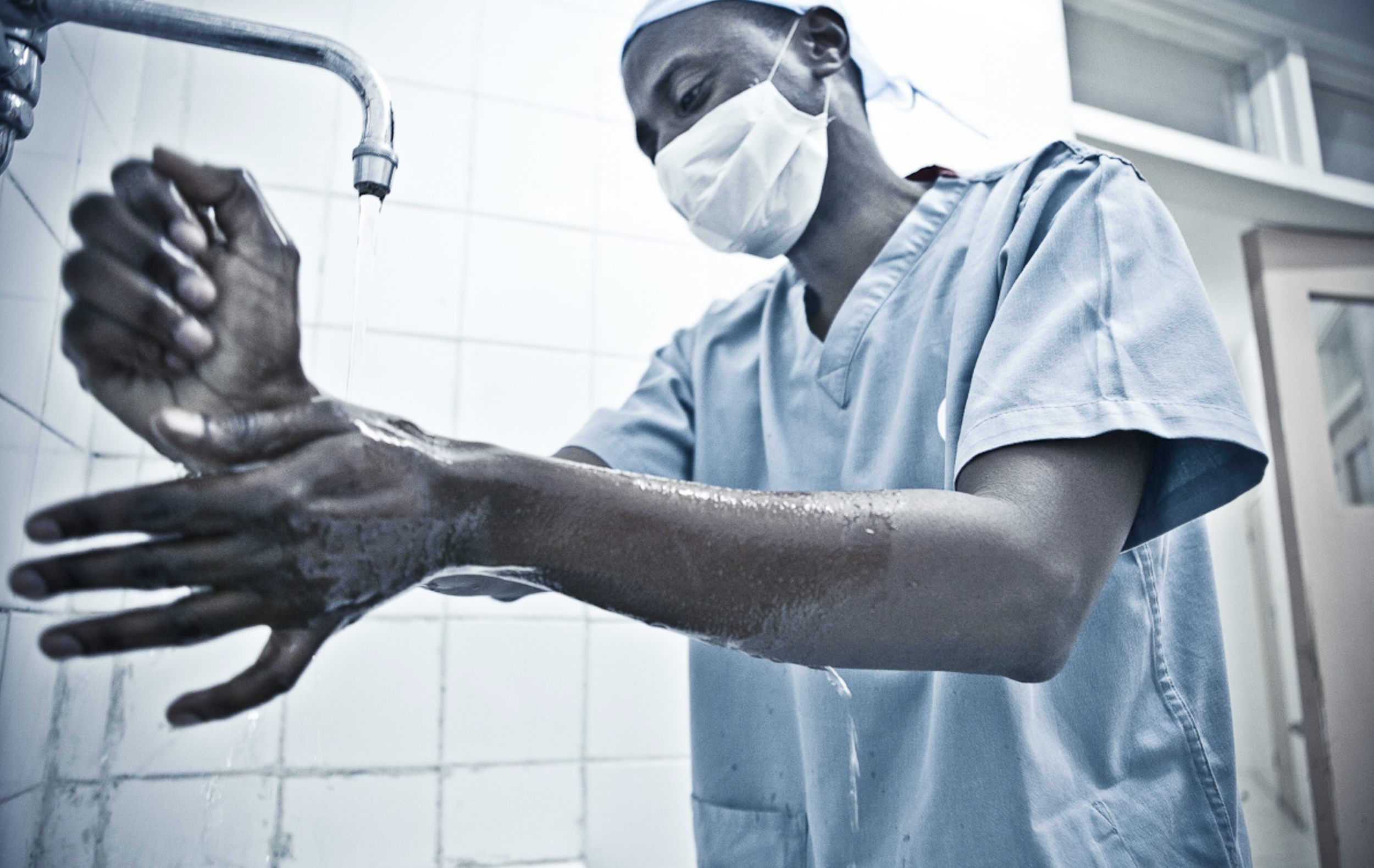  The surgeon cleaning his hands before starting surgery 