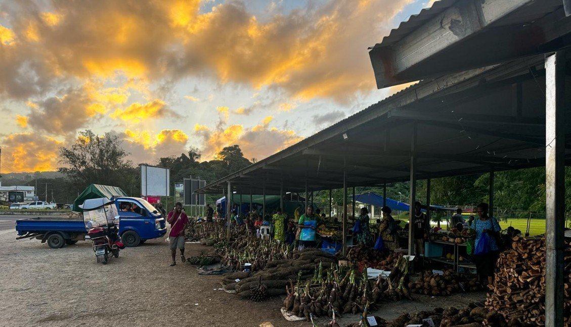   Photo 4 : Another mama’s market located in the Korman neighbourhood of Port Vila. Most mama’s markets are located next to larger grocery stores, complementing the stores’ stock of packaged goods with fresh taro, sweet potato, and other produce. 