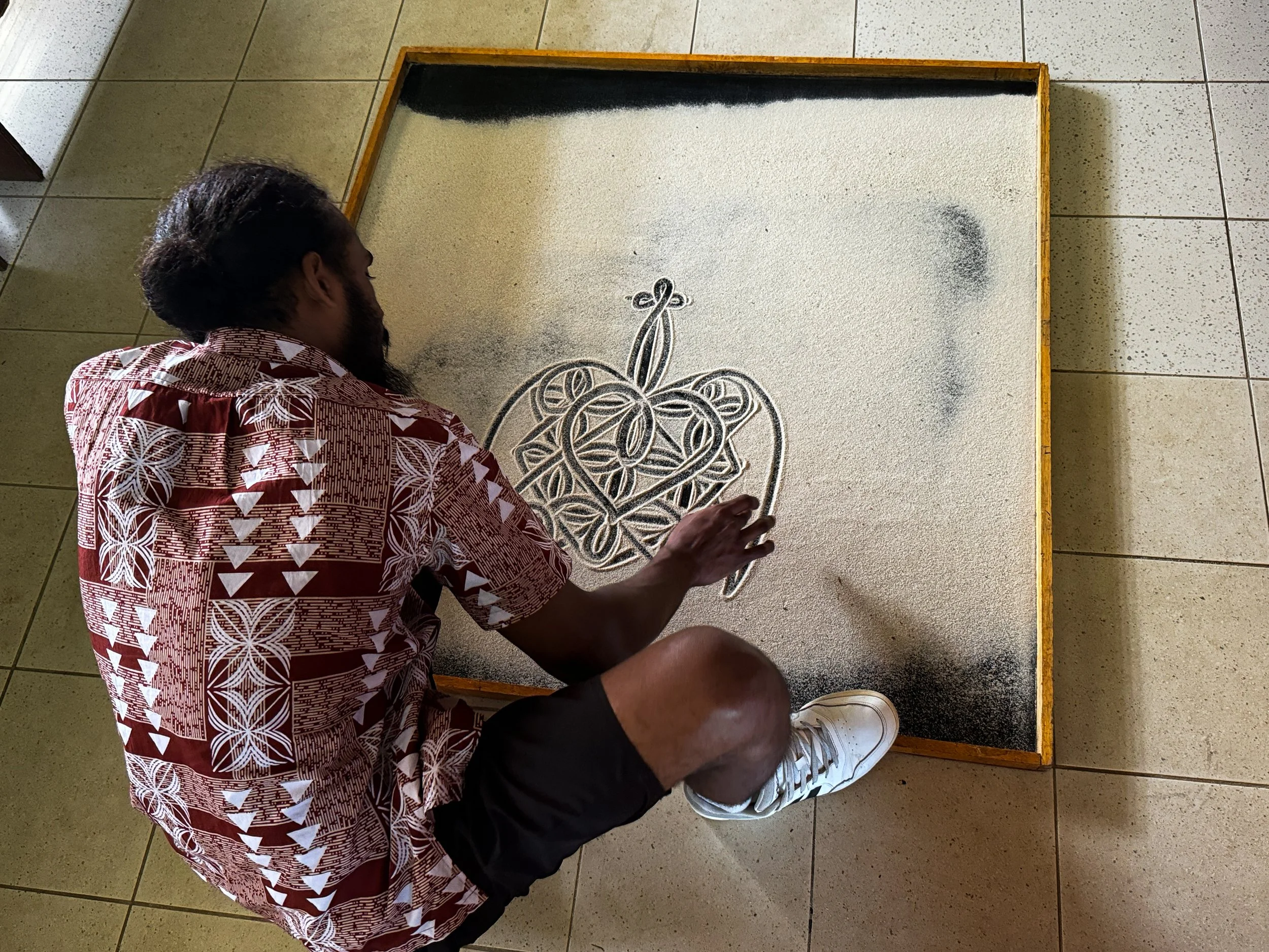   Photo 11 : Employees at the Vanuatu National Museum offer live demonstrations of traditional sand drawing as part of the guided tours. Luckily, the Museum was able to reopen its doors relatively quickly after the earthquake, allowing visitors to le