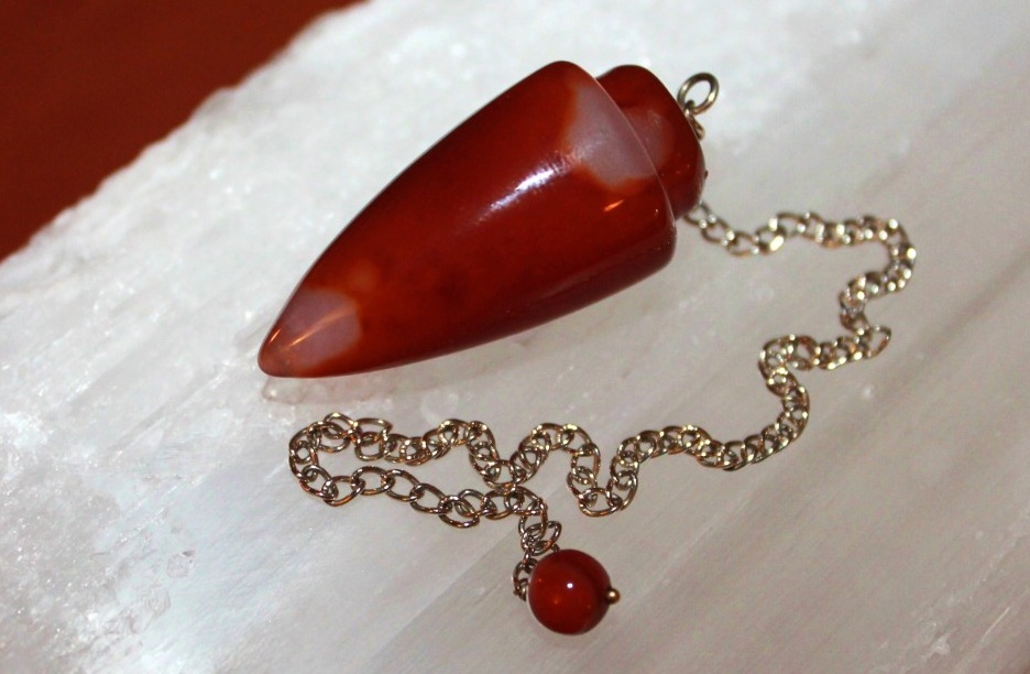 pendulum_metaphysical_spirit_communication_gemstone_dowsing_chakra_energy_work_healing-596392.jpg