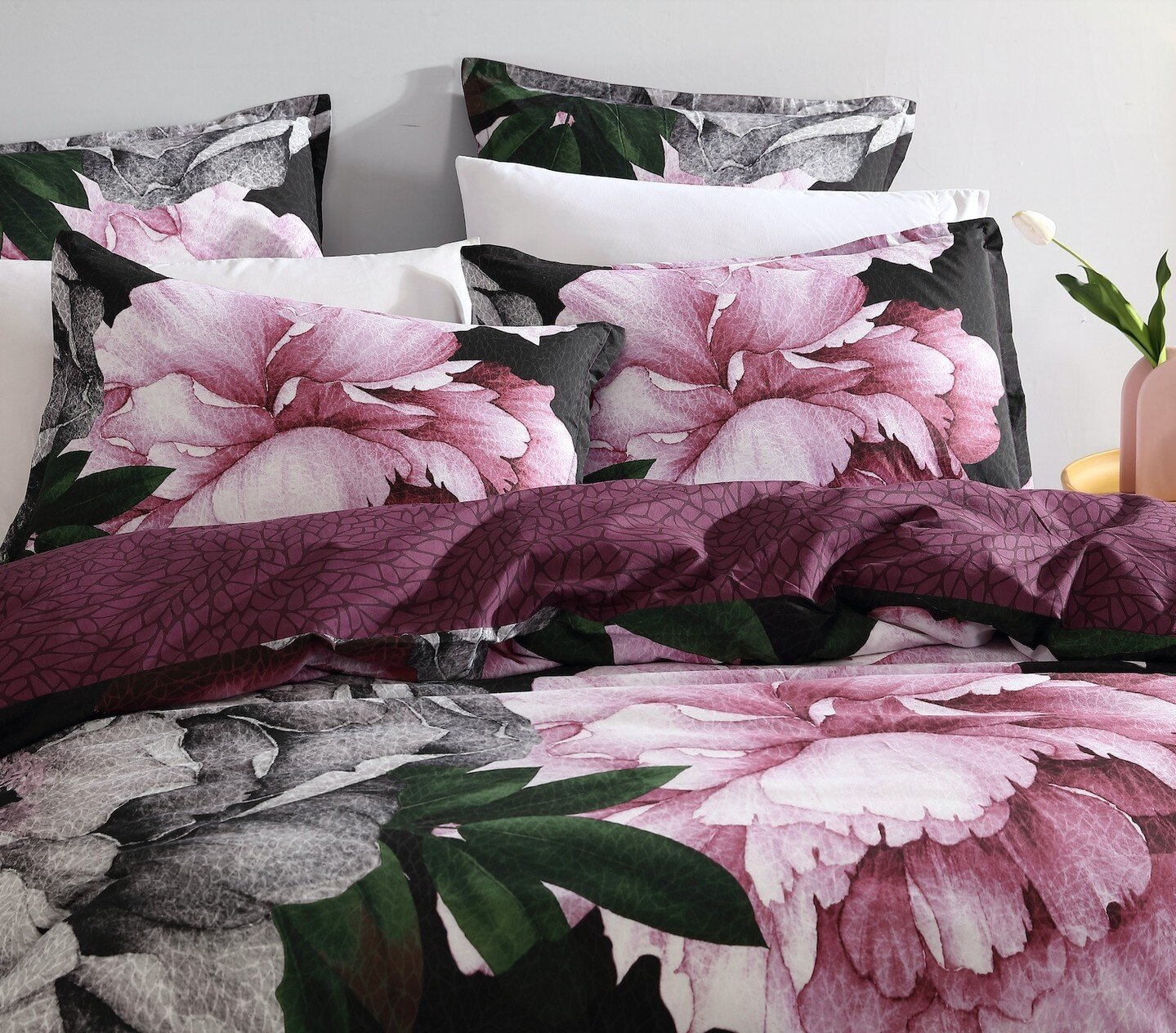 Snuggle into comfort with Pipa Rose 🌹 ⁠
⁠
Featuring captivating oversized pink watercolour florals on a stunning black background, this set is the perfect addition to a cold night. ⁠
⁠
#piparose