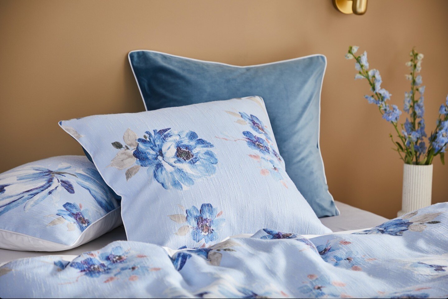 Printed on a slub fabric to provide depth and texture, Lara Blue captures the beauty of nature with delicate floral clusters in tonal shades of blue and white. ⁠
⁠
Layer Lara with its reversible European pillowcases, backed with softly textured velve