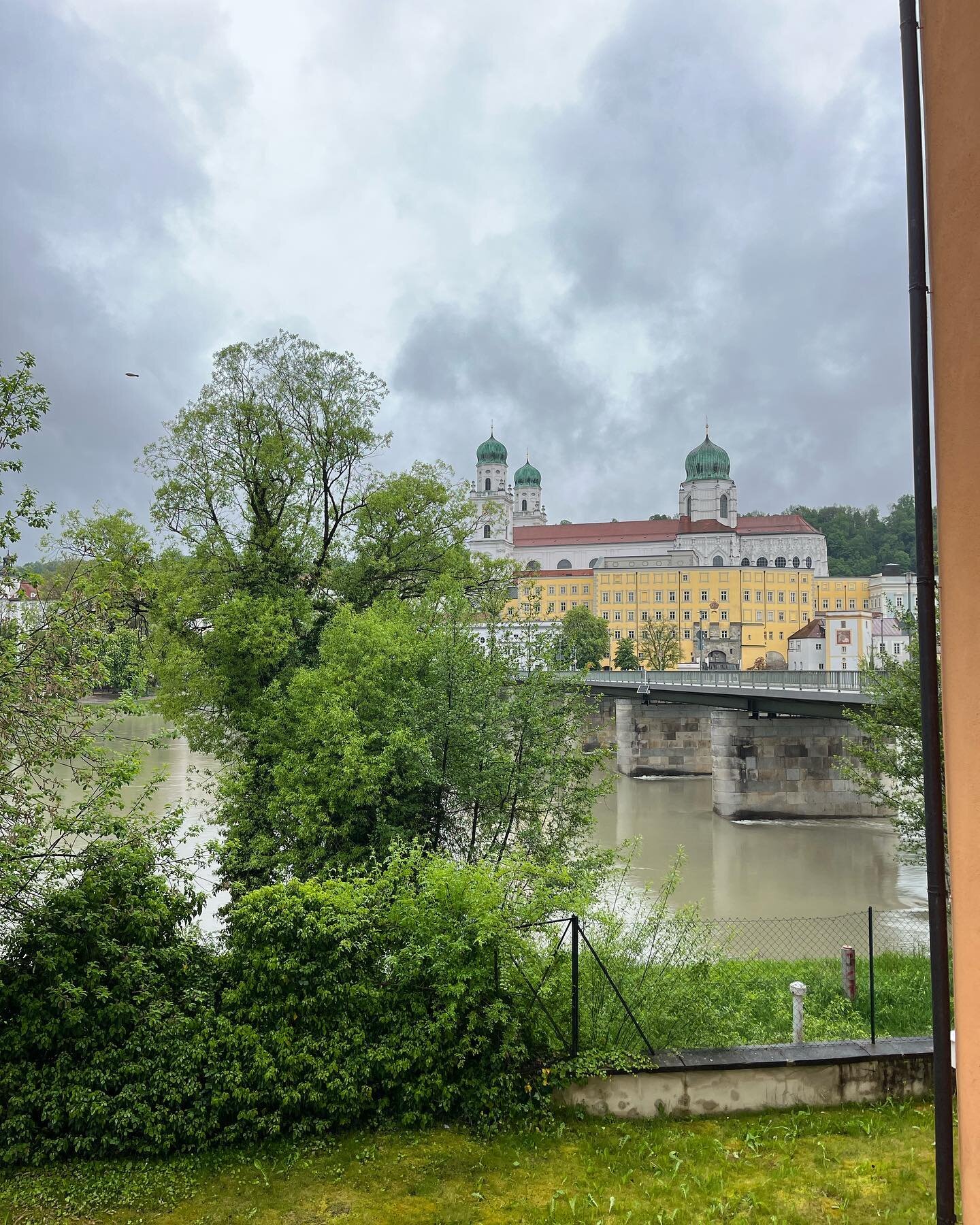 Einen tollen Ausblick auf den Passauer Dom haben wir vom Innenhof der Mariahilfstra&szlig;e 2😊 
#wgppassau #mariahilfstra&szlig;e2 #ausblick #innenhof #dom #aussicht #lebeninpassau #passauliebe #passauunddu #werwennnichtwir