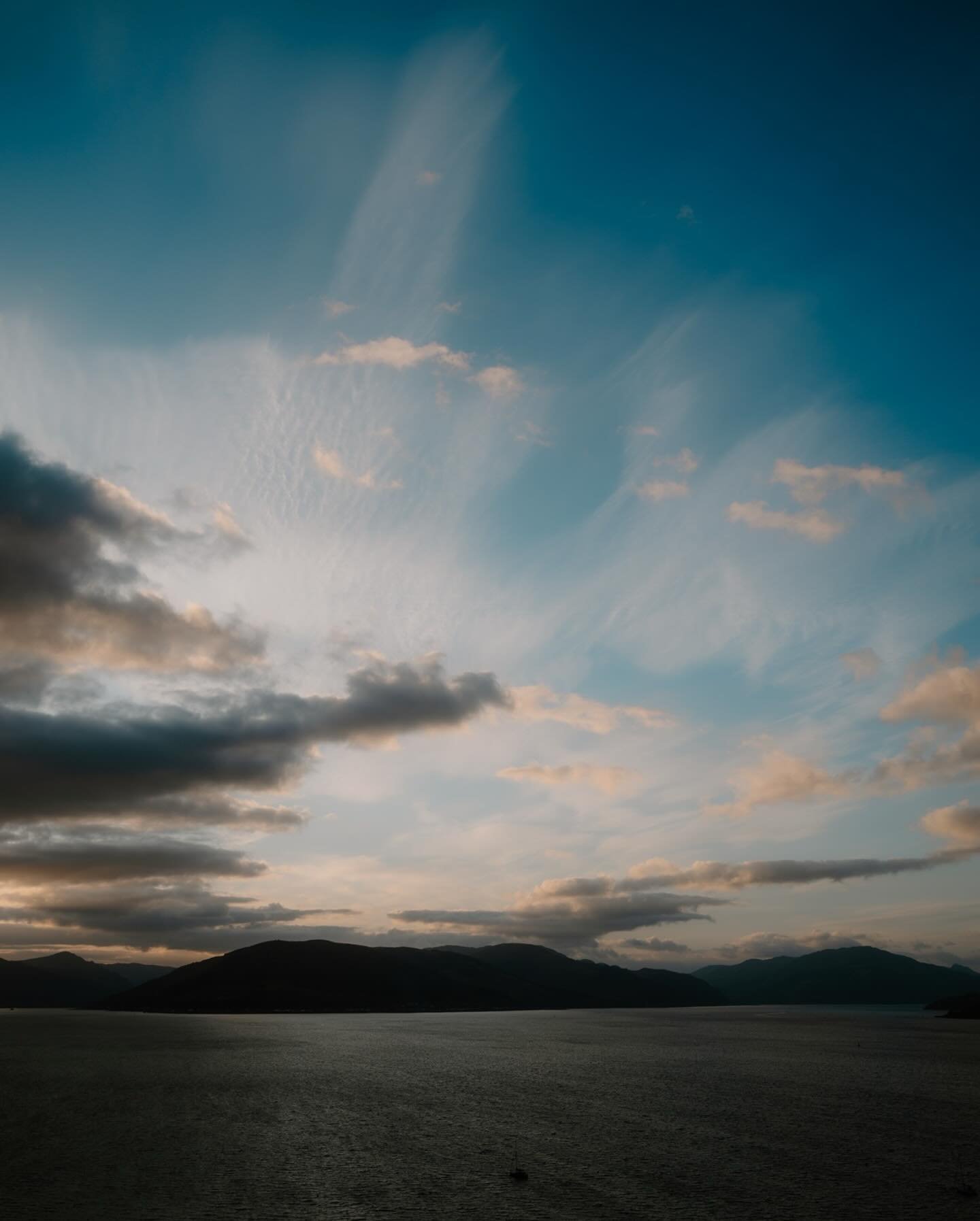 Tonight&rsquo;s Colours from the window to chill out. 

Roll on Friday to close this crazy week. 

🏴󠁧󠁢󠁳󠁣󠁴󠁿

Home ❤️

#leicaq3 #leicaq3camera #leicaq3photography #leica #simonhirdpresets #home #gourock