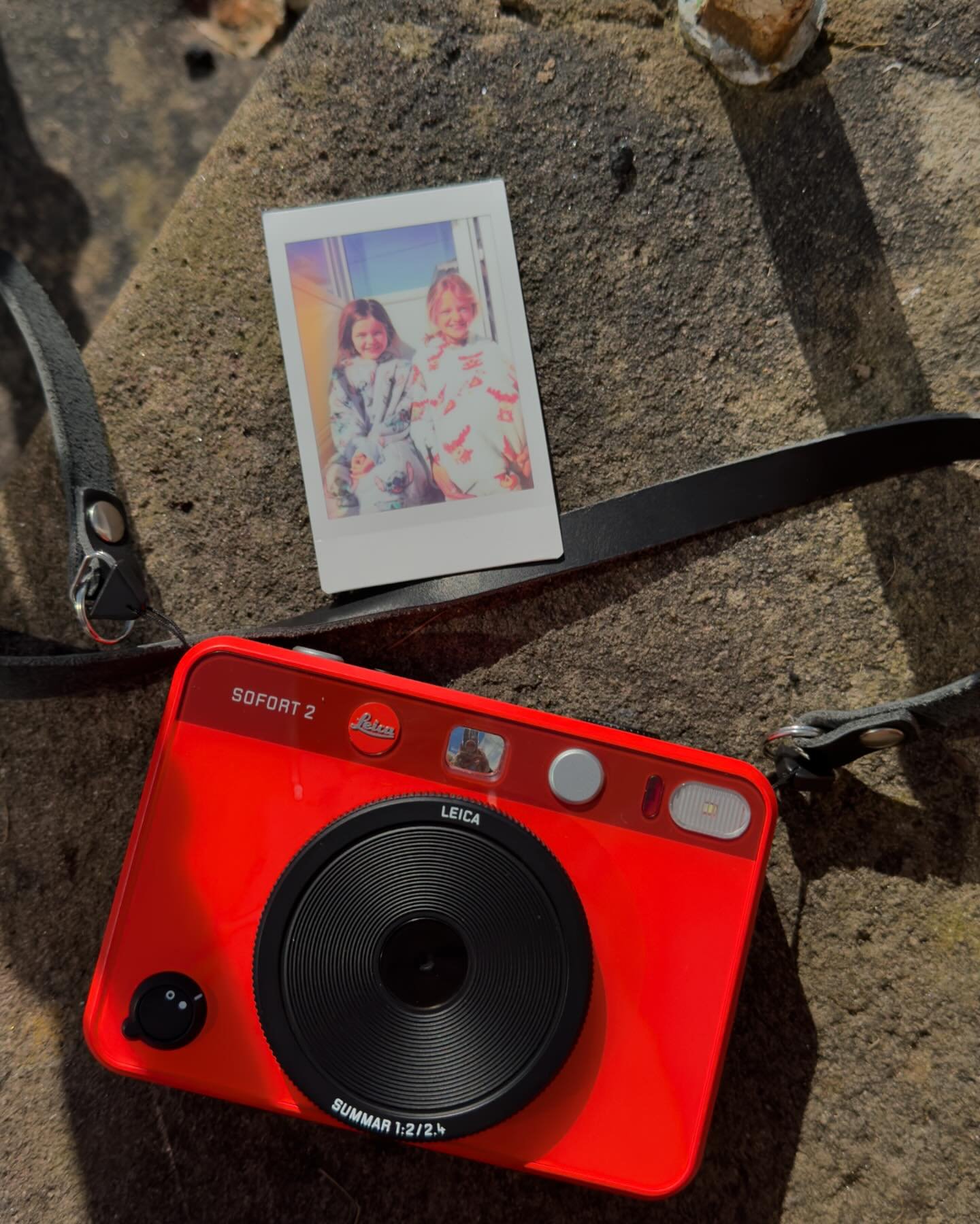 A rare Saturday off. 

Coffee and a wee photo in the beautiful sunshine with my best pals. 

Love this little Sofort camera and the prints from it. Added the &lsquo;light leak&rsquo; effect in camera for extra sunshine ❤️

Added a cool @cleversupplyc