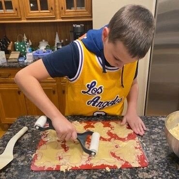 How amazing is this! This is a friend's grandson who used the Gingerbread cookie cutter to make cookies for his basketball team. So clever!! Anytime is a great time to make cookies!
#onesmartcookiecutters #gingerbreadcookies #genius #bakingwithgrandc