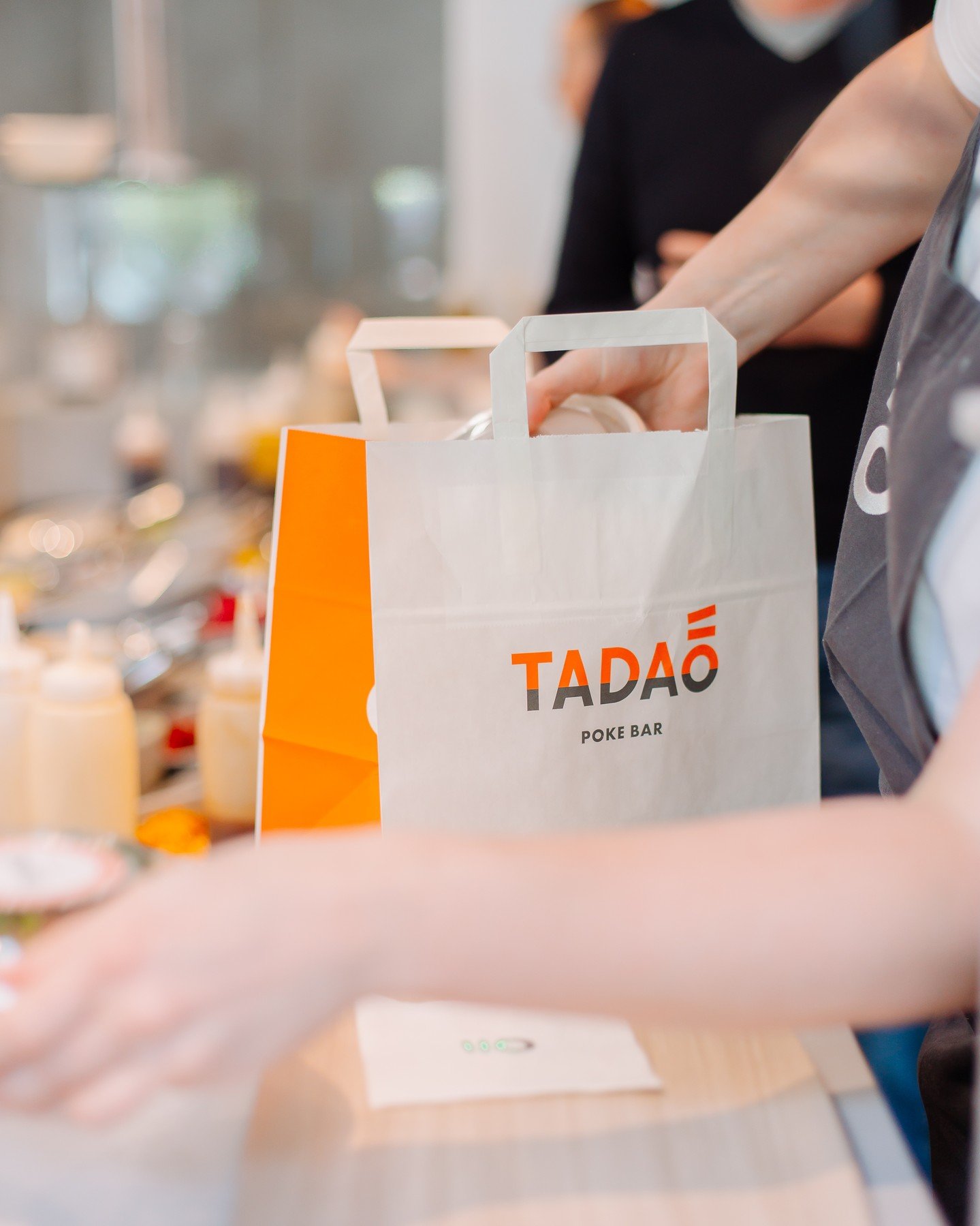 No time to pass by? We&rsquo;ve got you. Your favourite Poke, delivered straight to your door via @takeaway.combe 🚴&zwj;♂️🥢 #tadaopokebar #fastgood

#pokebar #pokebarbruxelles #pokebarwaterloo #healthyfood #healthylunch #affordablelunch #takeaway #