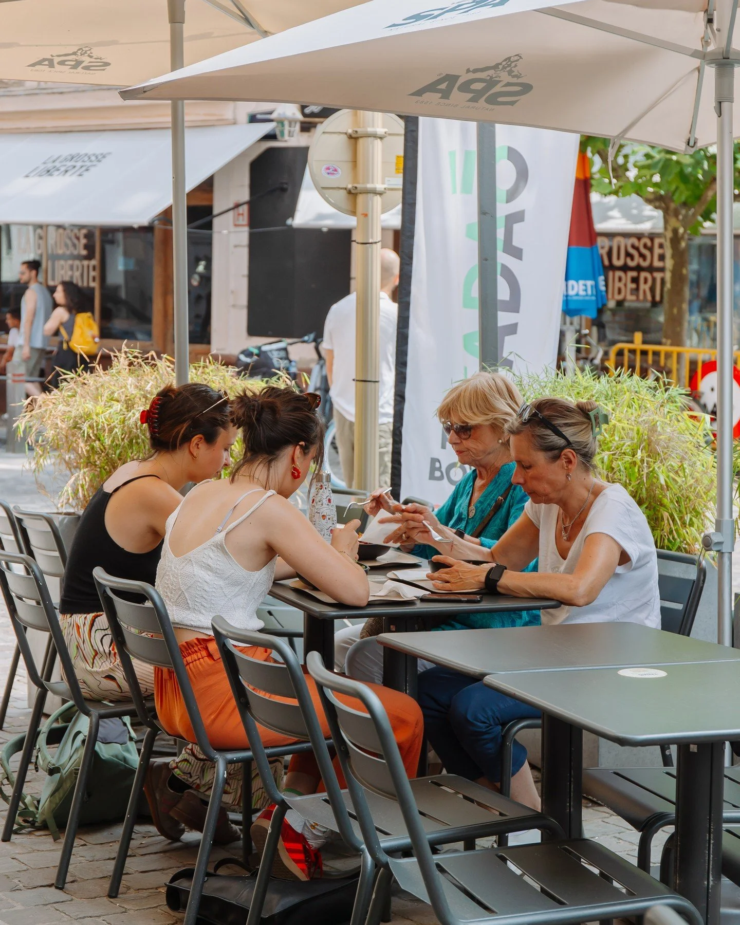 Parce qu&rsquo;un Poke, c&rsquo;est encore meilleur en terrasse 😎  Viens profiter de ton lunch, snack ou d&icirc;ner sur l&rsquo;une de nos terrasses : 
📍 Ixelles &ndash; 14 Rue Francart
📍 Waterloo &ndash; 159 Dr&egrave;ve Richelle
#tadaopokebar #