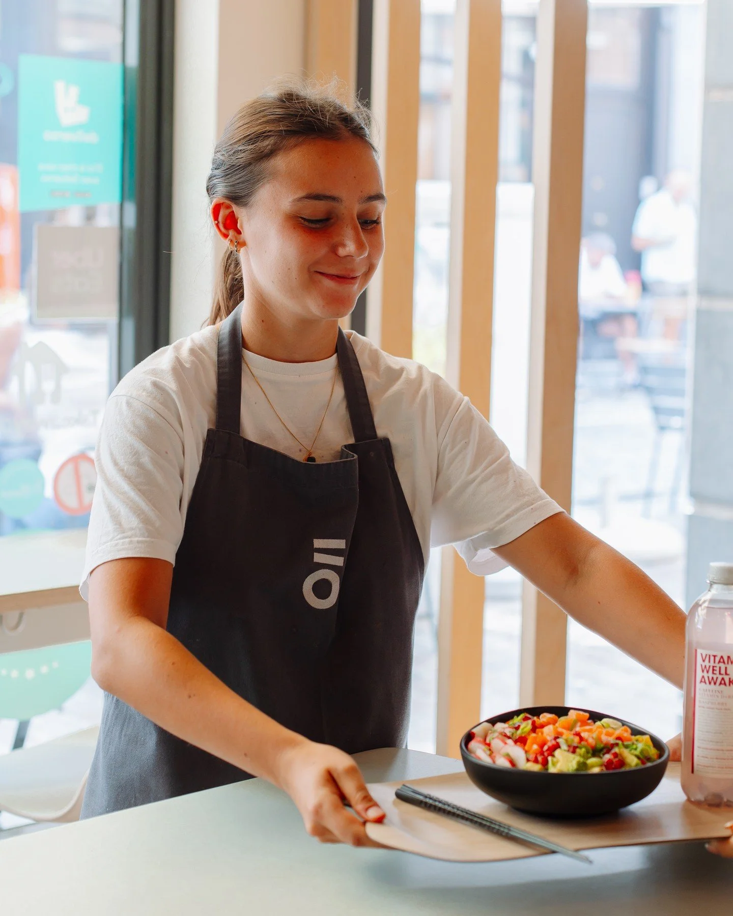 Derri&egrave;re chaque Poke Bowl, il y a une &eacute;quipe qui met du c&oelig;ur &agrave; chaque service 💛 Fra&icirc;cheur, sourire et saveurs garanties chez Tadao ! #tadaopokebar #fastgood

📍 Tadao &ndash; Fresh, Customizable Poke Bowls in Brussel