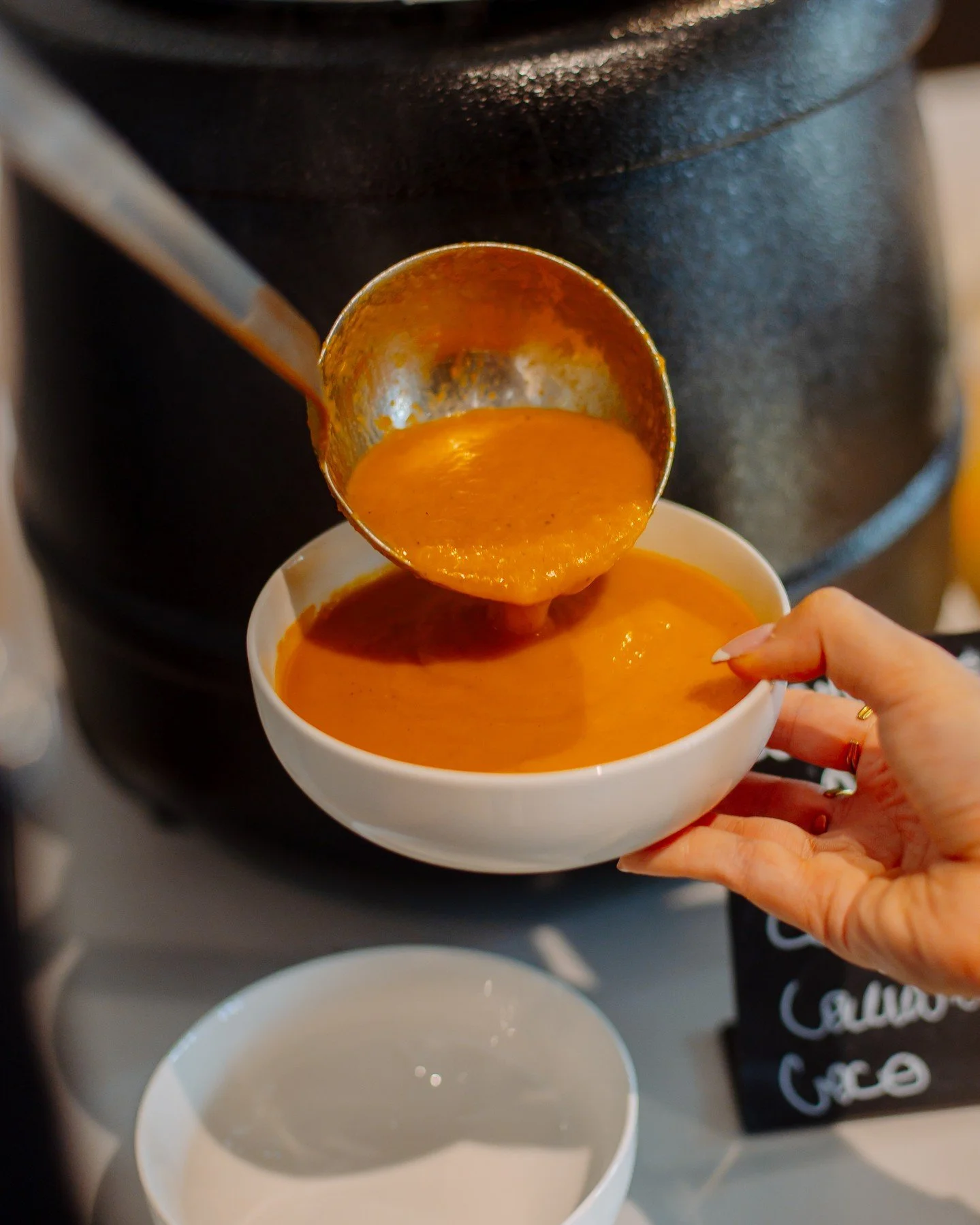 L&rsquo;automne est l&agrave; 🍂 et il nous souffle qu&rsquo;il est temps de passer en mode soupe 🍜 Des saveurs douces, r&eacute;confortantes et pleines de chaleur pour la saison la plus cosy 💛 #tadaopokebar #fastgood

#healthylunch #healthyfood #p