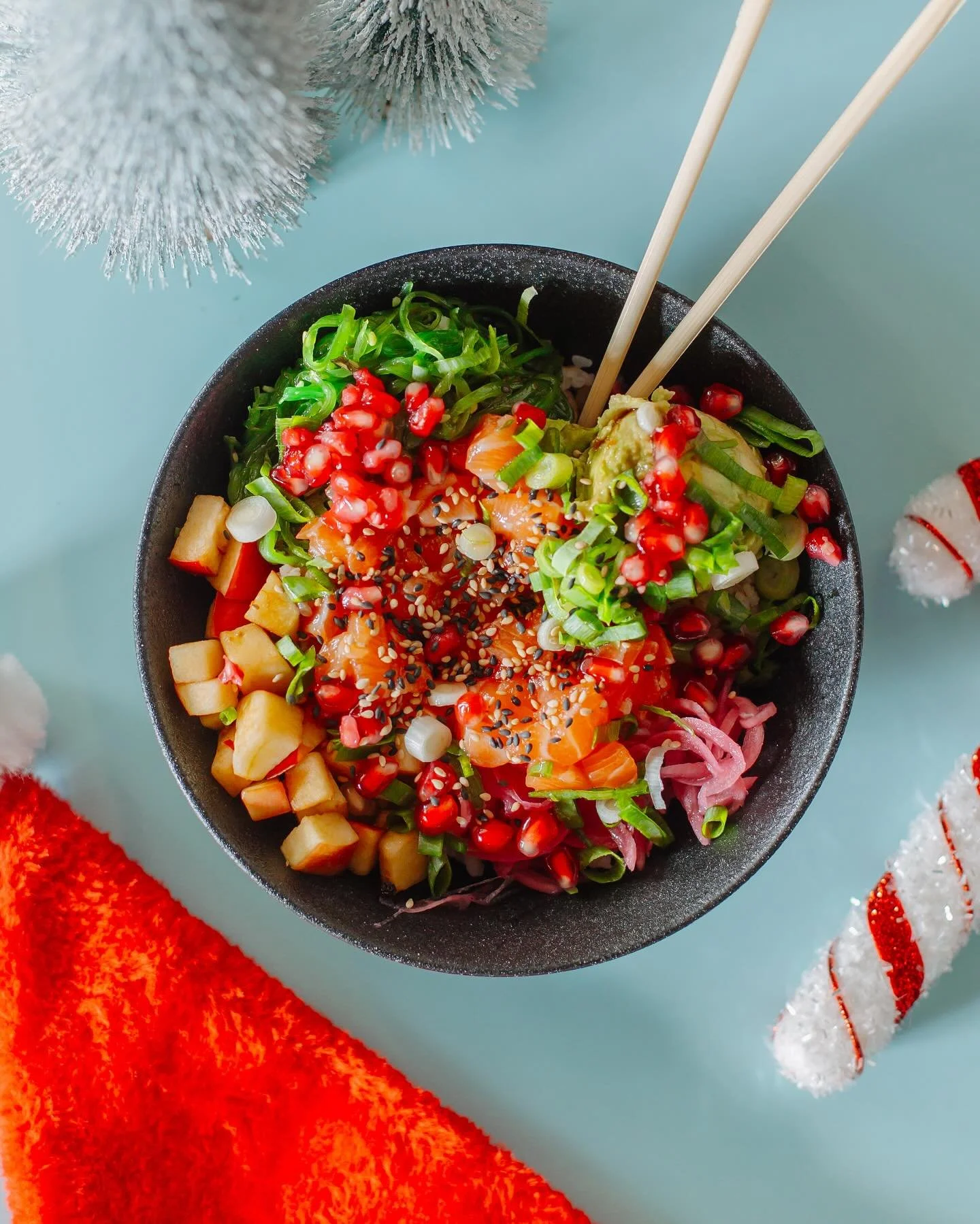 🎄 Bowl of the Month &ndash; The Christmas Poke Bowl 🎄

White rice &middot; Salmon &middot; Apples &middot; Avocado &middot; Wakame &middot; Pickled red onions &middot; Pomegranate &middot; Spring onions &middot; Mix of seeds &middot; Classic sauce
