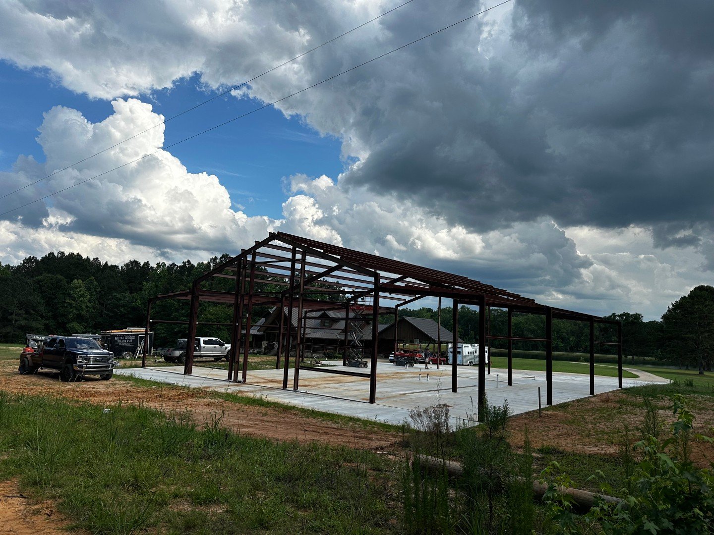 SINGLETON BUILD UPDATE: Steel is going up in Brundidge. 🏗️

The framing is taking shape on this commercial metal building project. Our crew has been on-site running steel, setting columns, and welding structural connections.

From foundation to fini