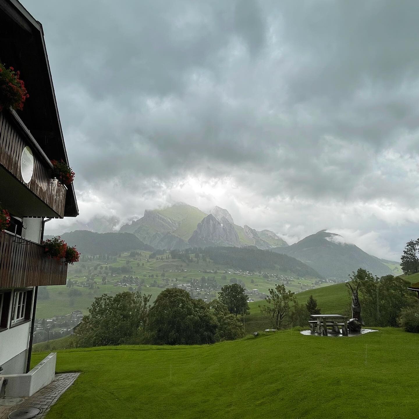 Mystische Stimmung in der Schwendi Lodge. Auch dieses Wetter hat seinen Reiz! 

#toggenburgtourismus #schwendilodge #wetter #sommeroderherbst #kurztripp