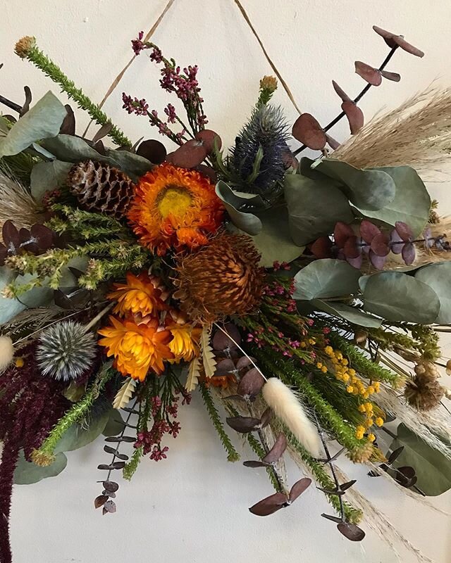 Working on new things this season, wall hangings!! NATURAL dried art - if you&rsquo;d like to be the owner of this one DM. It makes the whole room smell fantastic &amp; fresh.🍃🍂 .
.
.
#naturalart #wallart #floralhanging #wallhanging #driedflowers #