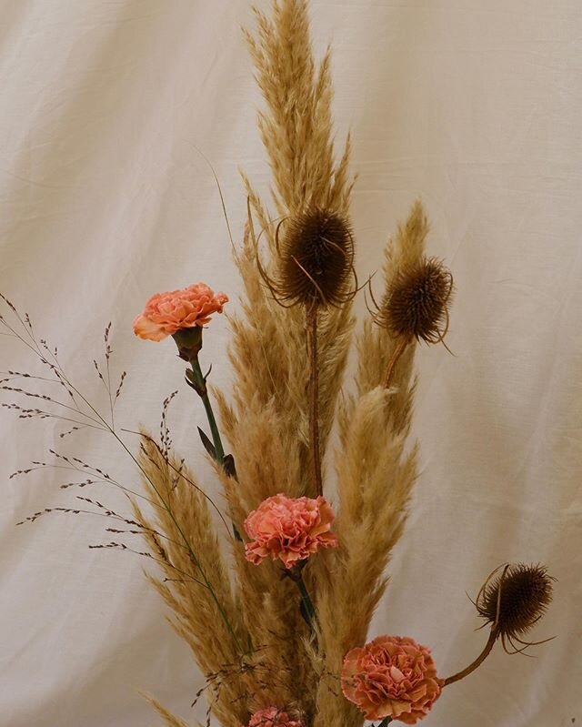 D&eacute;guiser
.
.
.
#floraldesign #naturalflowers #photoshoot #floralstyling #glasgowcreatives #scottishweddings