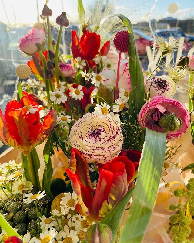 A little throwback to the last time I had my hands on fresh flowers! Just at the beginning of spring at @rawnchydesserts . Thinking of bringing fresh flowers back! Who would be interested in some one-off bouquets full of beautiful blooms straight to 