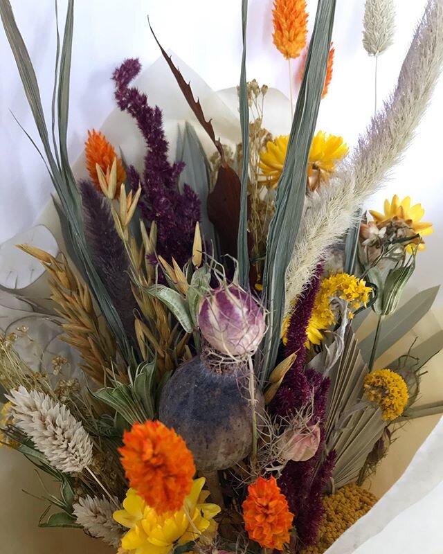 Small dried bunches on sale for limited time!
&bull;
Shipping Monday&rsquo;s/Tuesday&rsquo;s &amp; Deliveries throughout the week 🚚
&bull;
Link to online shop in bio! 🌾
&bull;
#driedflowers #glasgow #ukshipping #giftflowers #glasgowflorist #customf