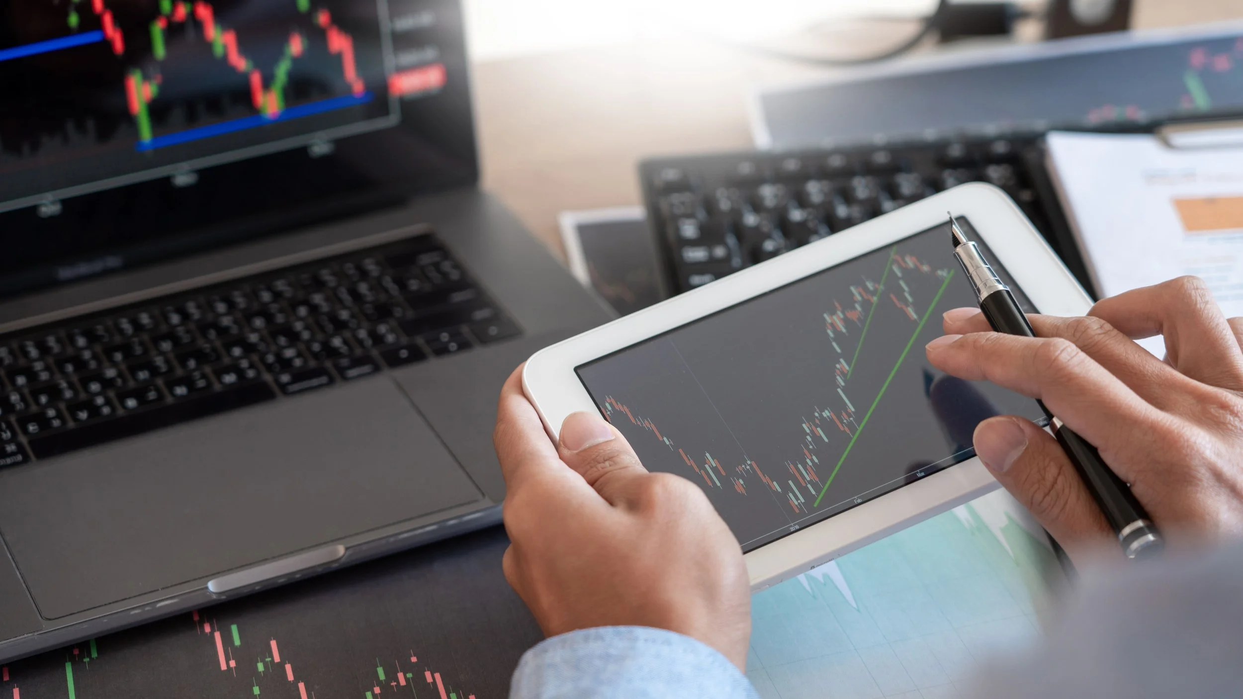 Early Bird 23 de diciembre - Ómicron parece no ser tan grave, FDA aprueba píldora de Pfizer, Elon Musk sigue vendiendo acciones, calendario económico y más