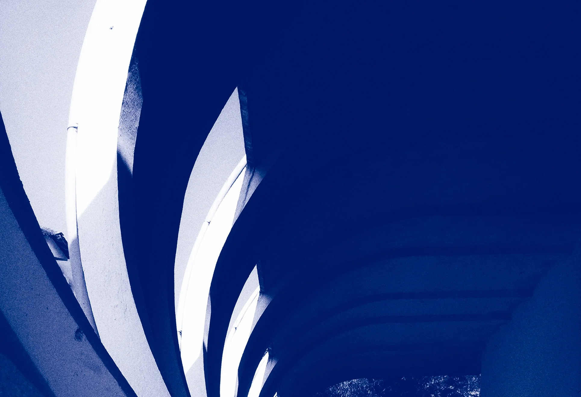 Early Bird 17 de abril - Irán abre el estrecho de Ormuz, bloqueo americano continúa, empresas tecnológicas se recuperan y más 