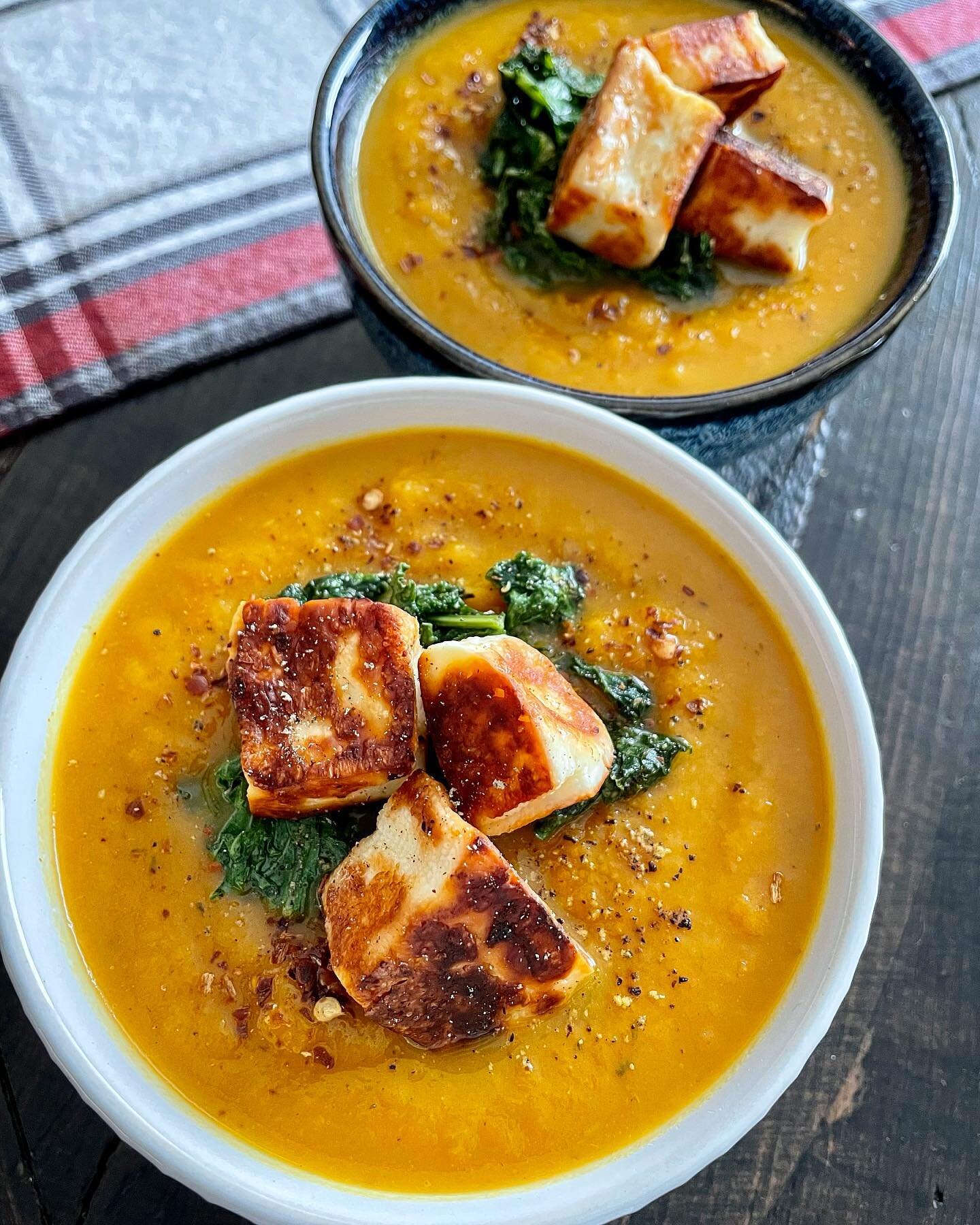 🥕ROASTED CARROT &amp; PARSNIP SOUP WITH HALLOUMI CROUTONS
 
This is your sign to use cheese as a crouton atop of your next pur&eacute;ed soup! These halloumi croutons were the perfect blend of salty and briny yumminess that took this bowl of goodnes