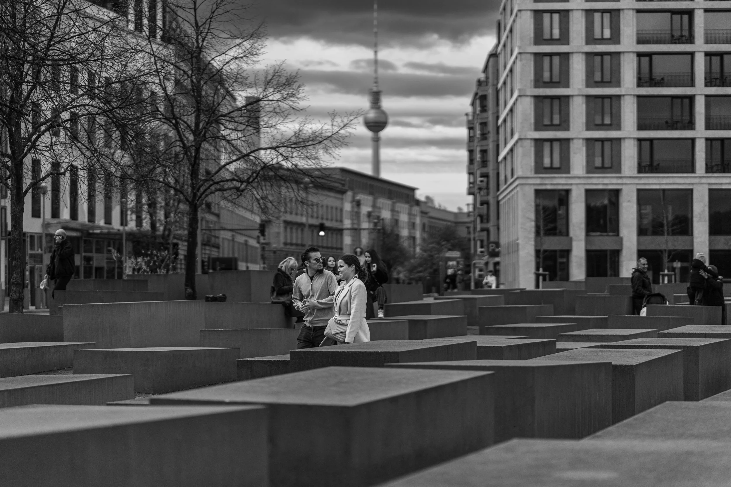 A city in motion around the Holocaust Memorial, reminding us that remembrance must coexist with everyday life.