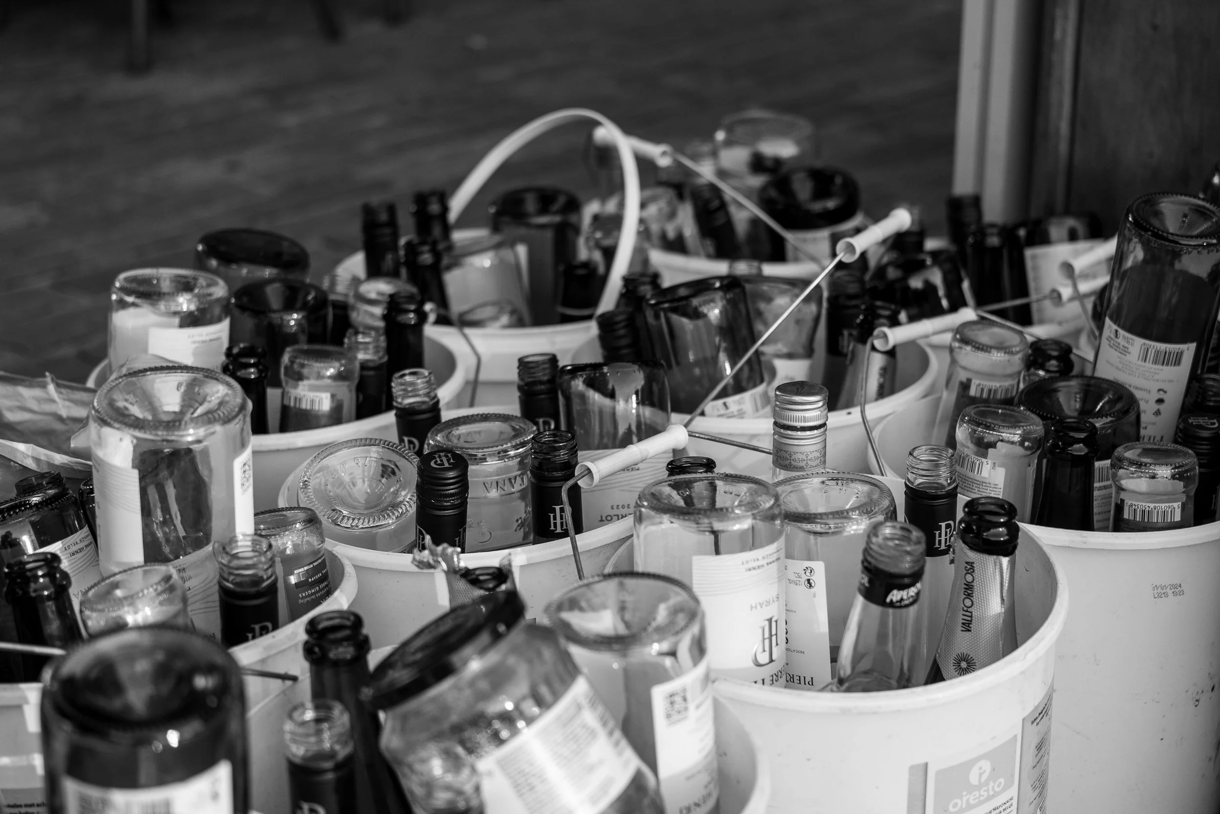 Gent – Shadows of celebration linger in emptiness, fragile containers holding whispers of vanished laughter.
