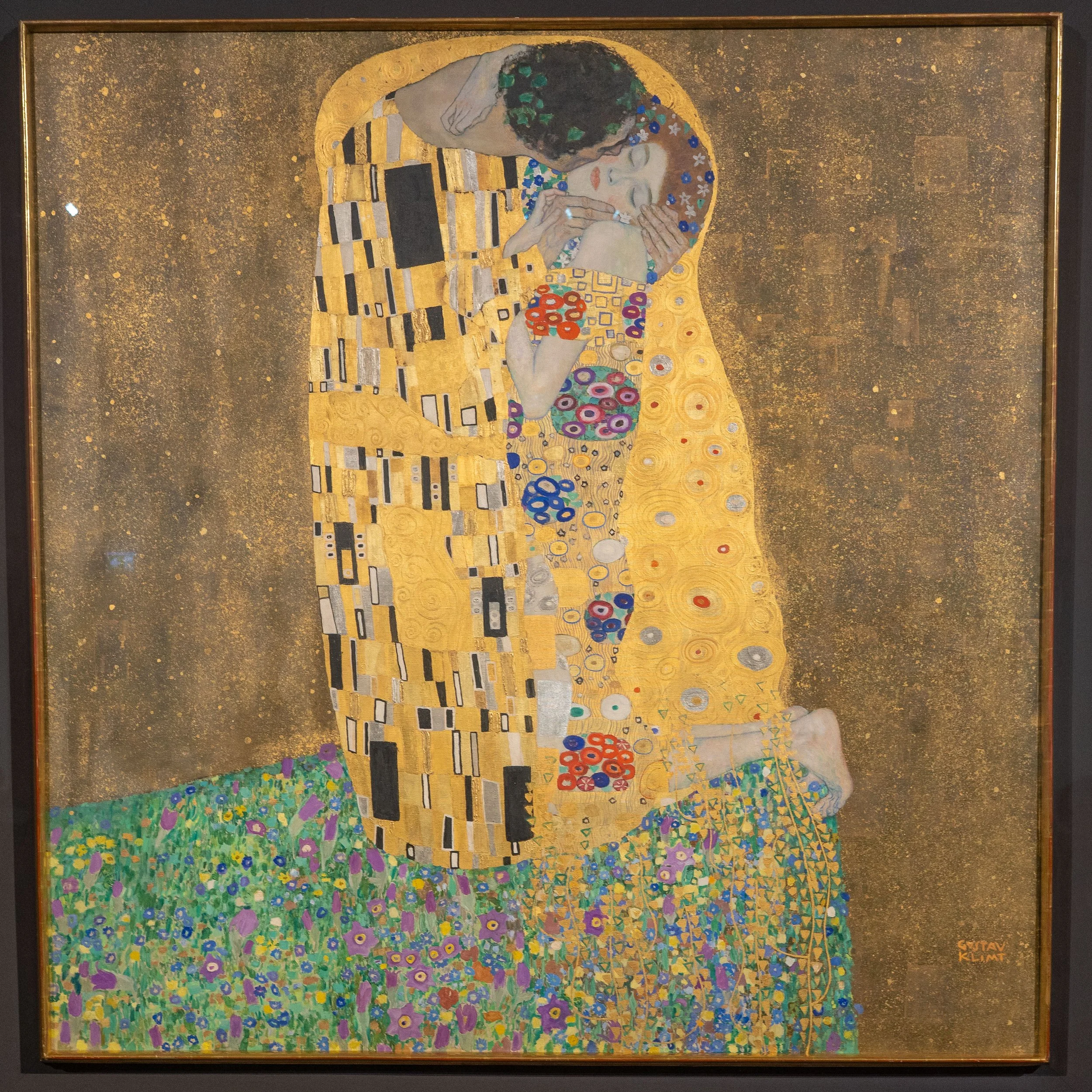 ChatGPT ha detto:
Vienna, Belvedere Museum - In Klimt’s golden embrace, Byzantine splendor meets modern desire, immortalizing love as shimmering eternity.
