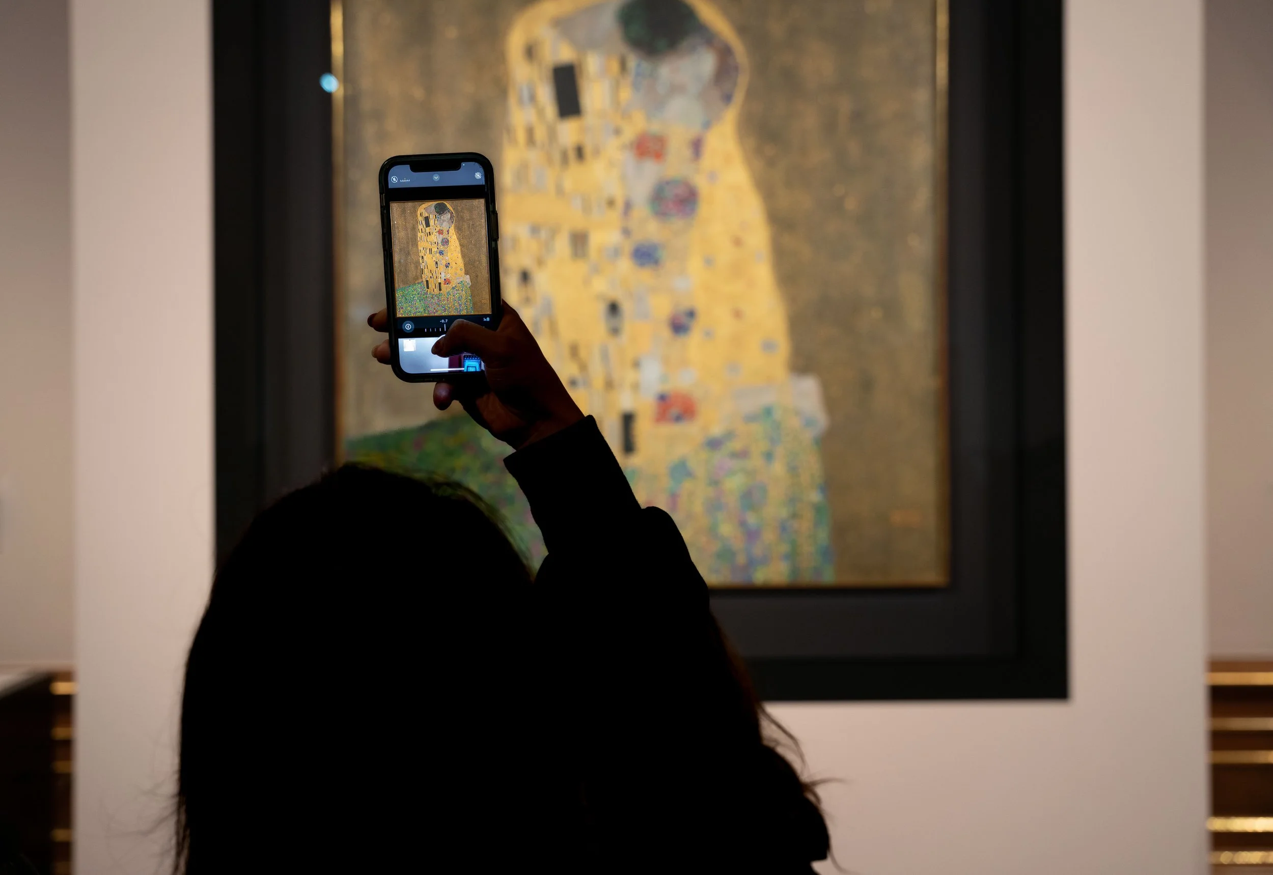Vienna, Belvedere Museum - Eternal love captured twice: Klimt’s canvas and a smartphone, history echoing into modern eyes.