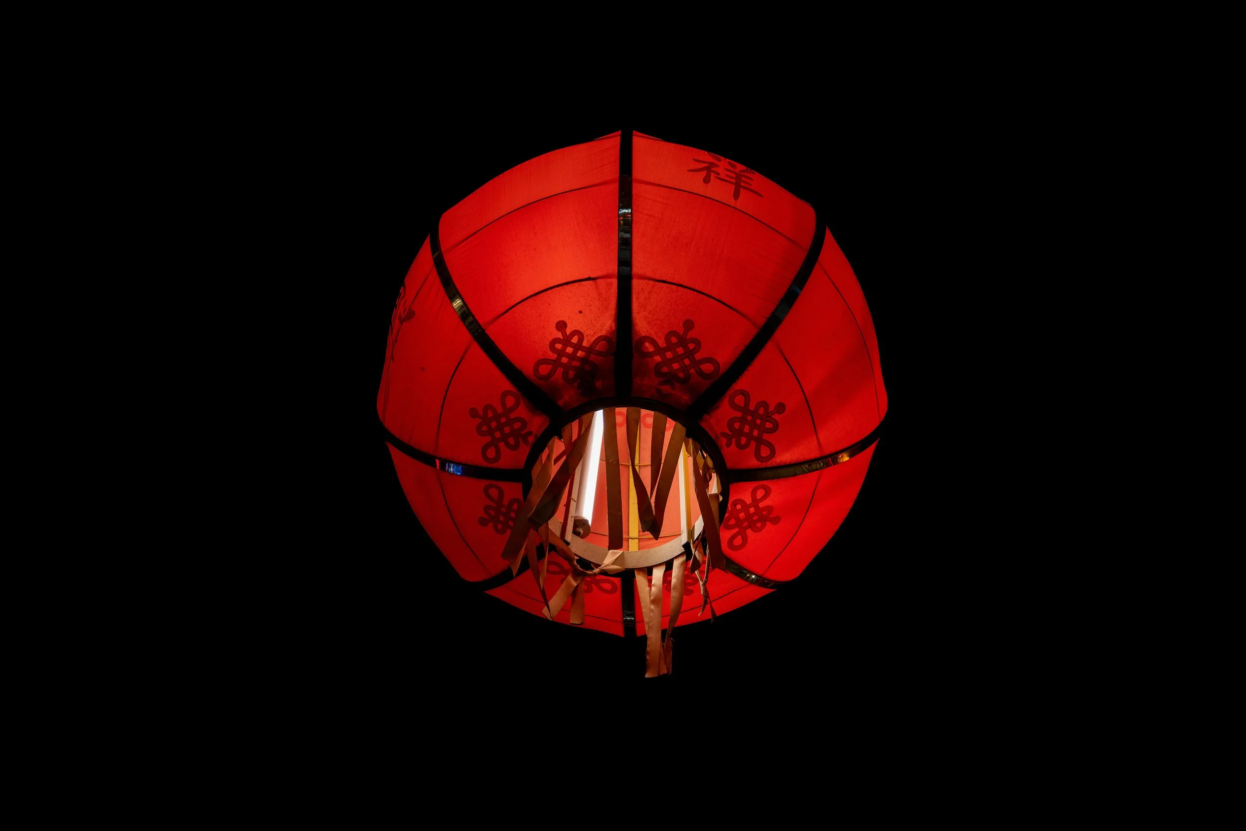 London – In the silence of black skies, tradition glows, fragile yet eternal in its light.