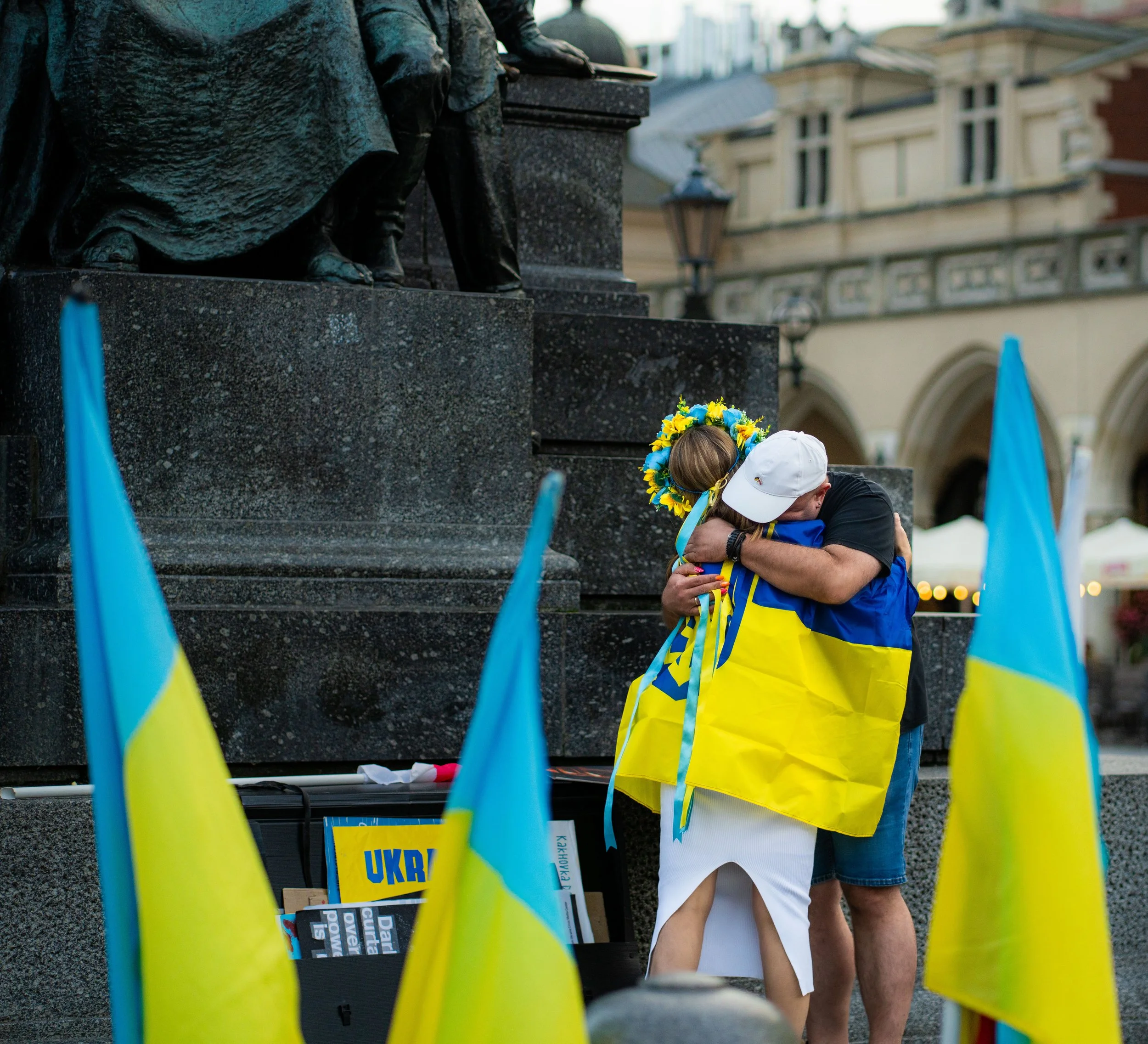 Krakow. An embrace wrapped in Ukraine’s colors, symbol of love and resistance.