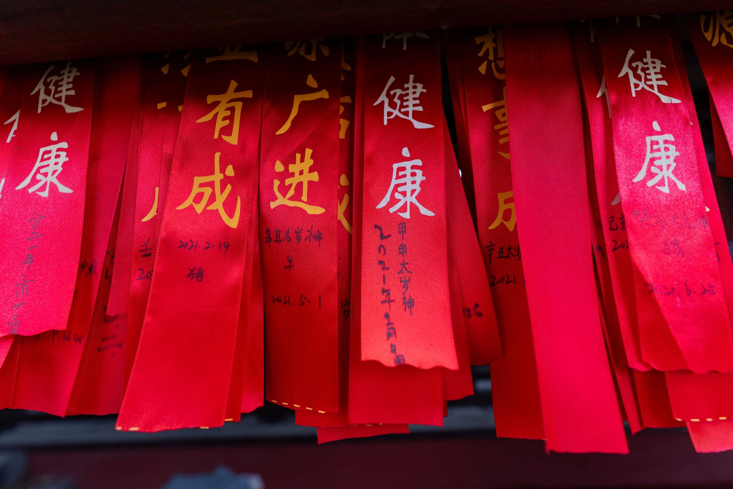 Shanghai – Crimson ribbons sway in silence, carrying prayers of health and fortune to unseen heavens.