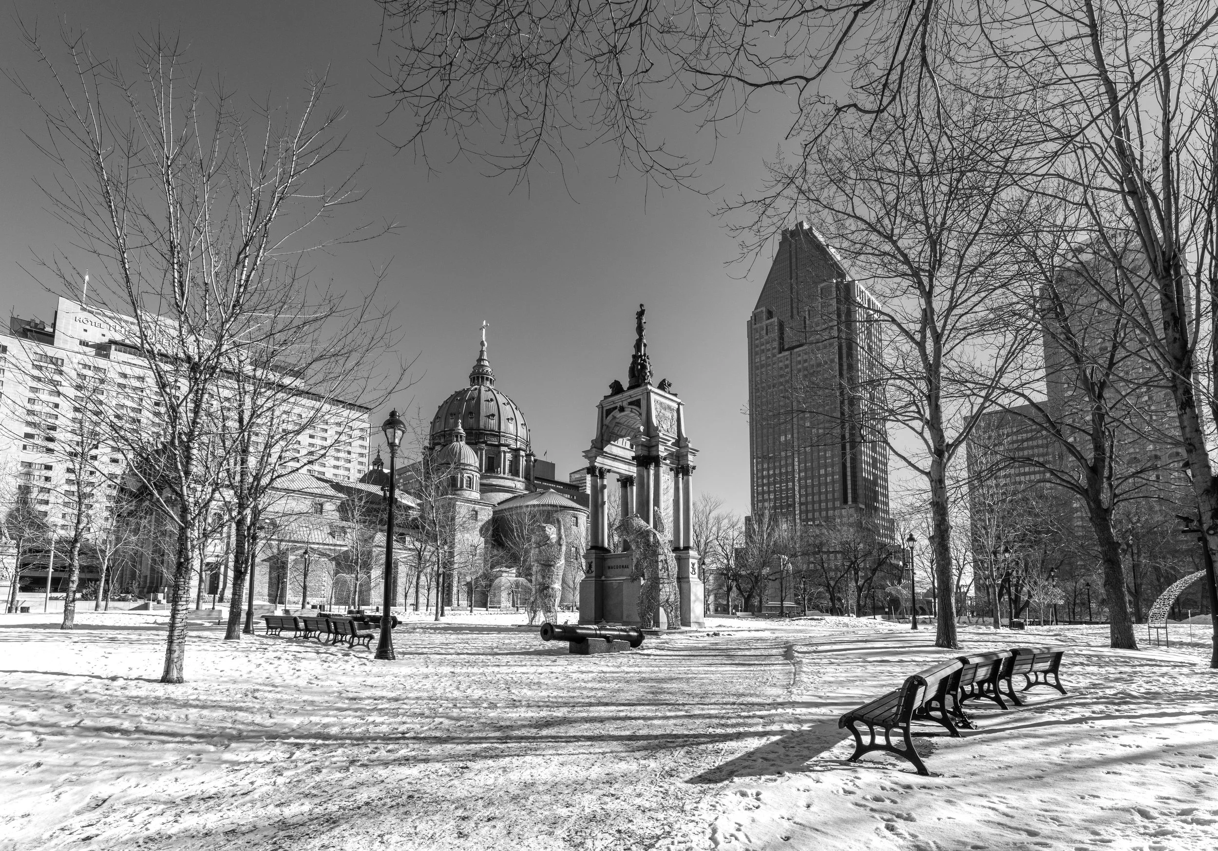 Montréal: Between snow and sky, the city holds its breath in quiet contrast.