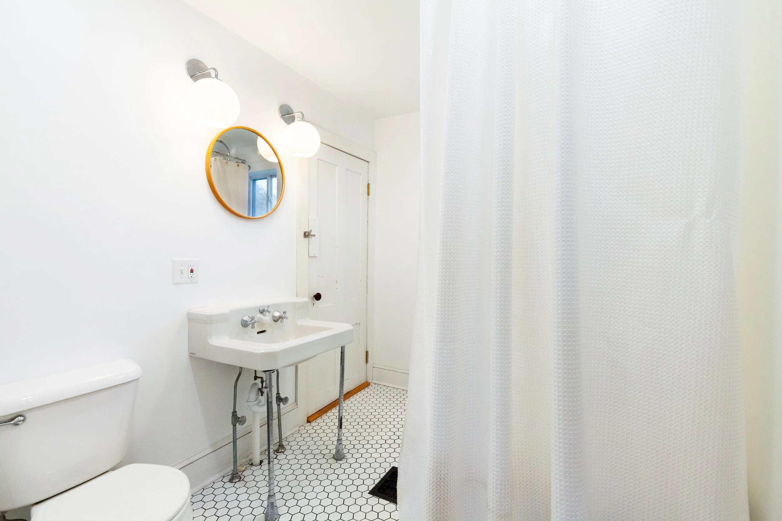 4. Bathroom 1st FL.jpg
